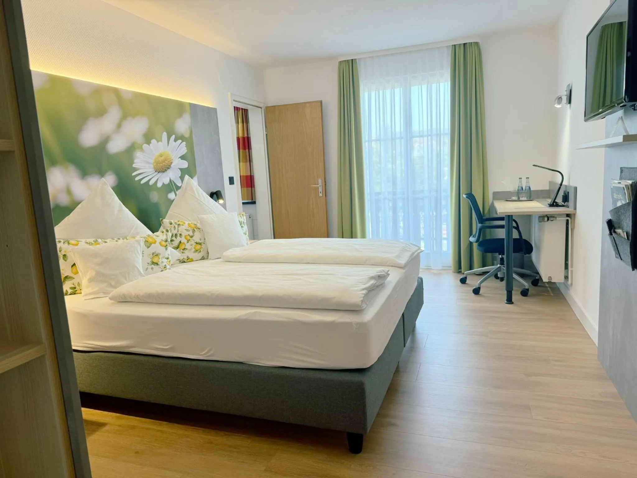 Photo of the whole room, Bed in Hotel Restaurant Thum