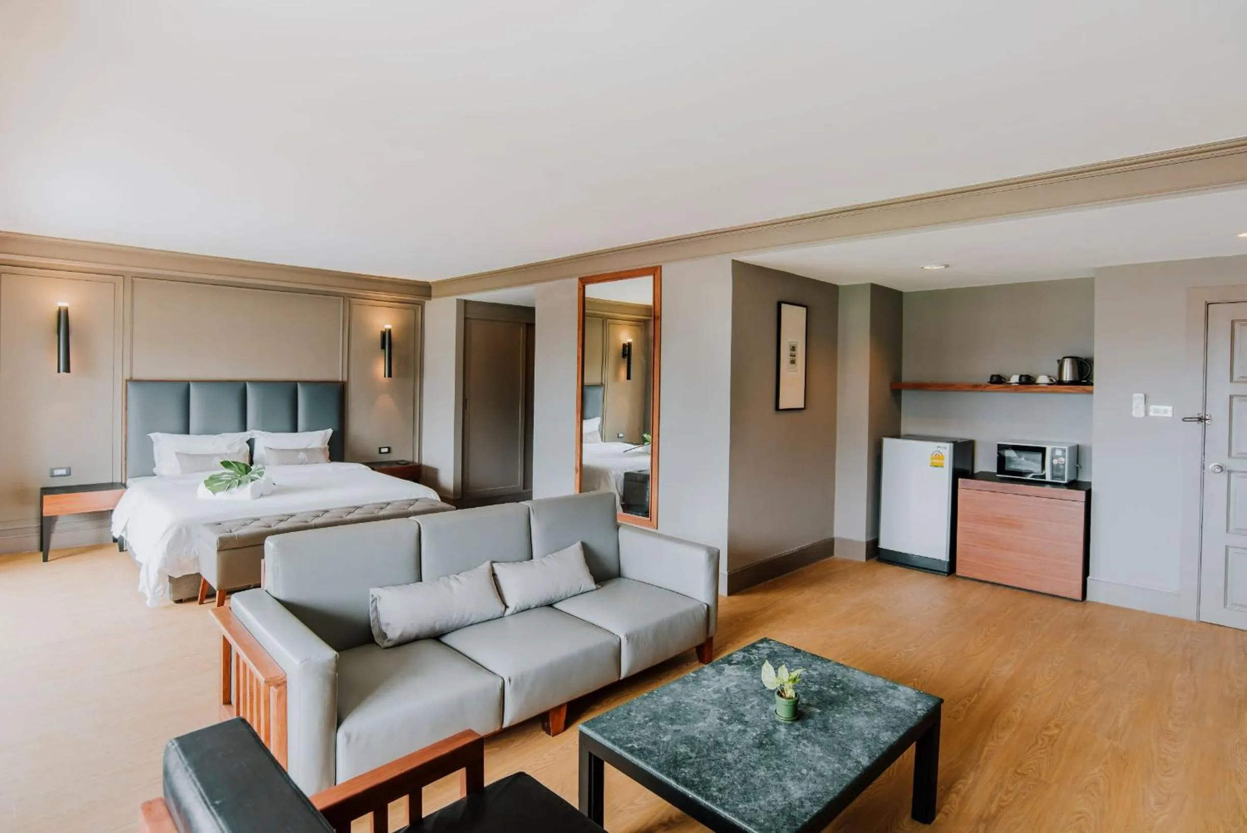 Bathroom, Bed in Marine Plaza Hotel Pattaya