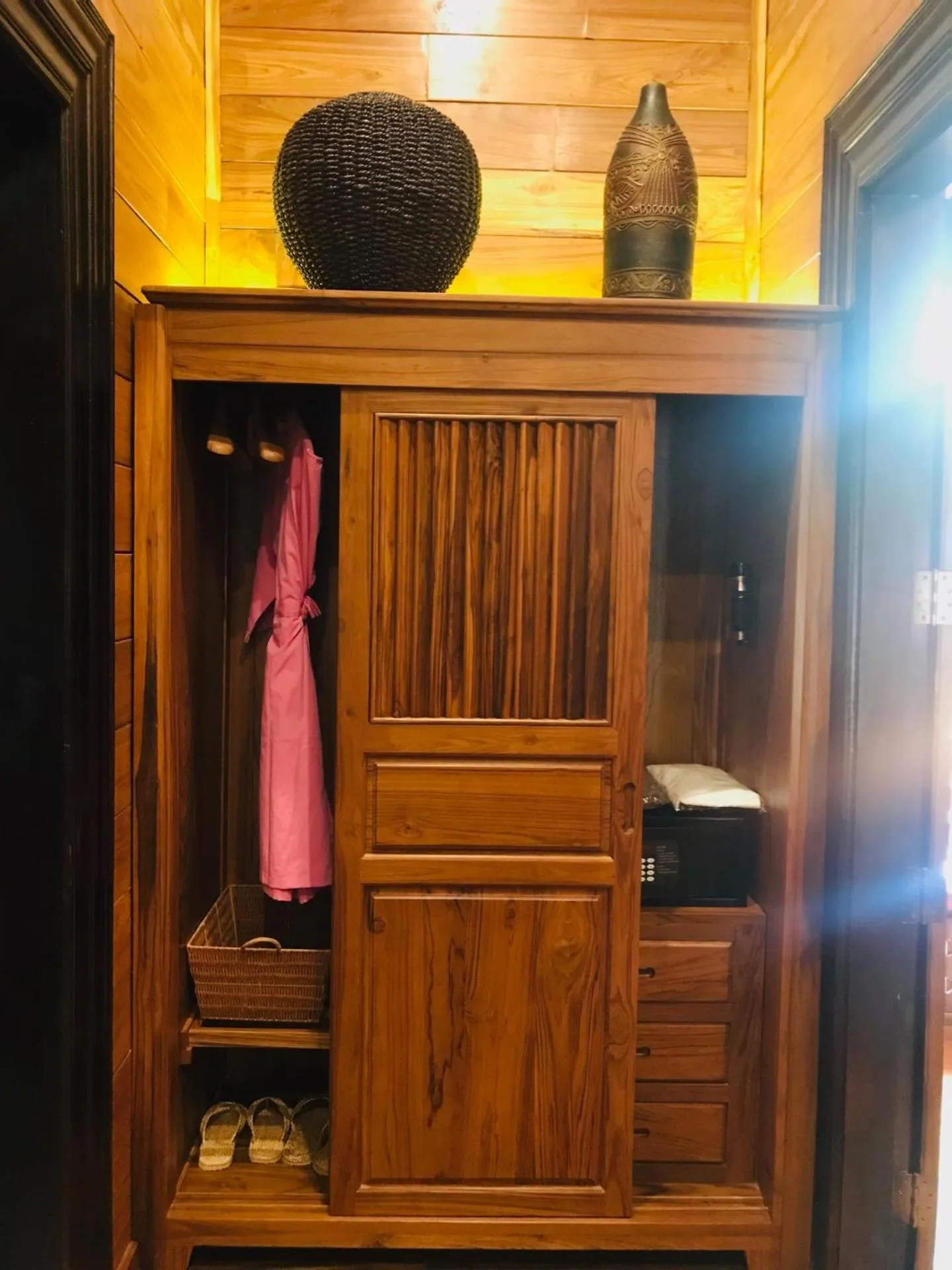 wardrobe in WandaVista Resort Khum Wang Nuea Chiang Mai清迈万达文华酒店北国之宫