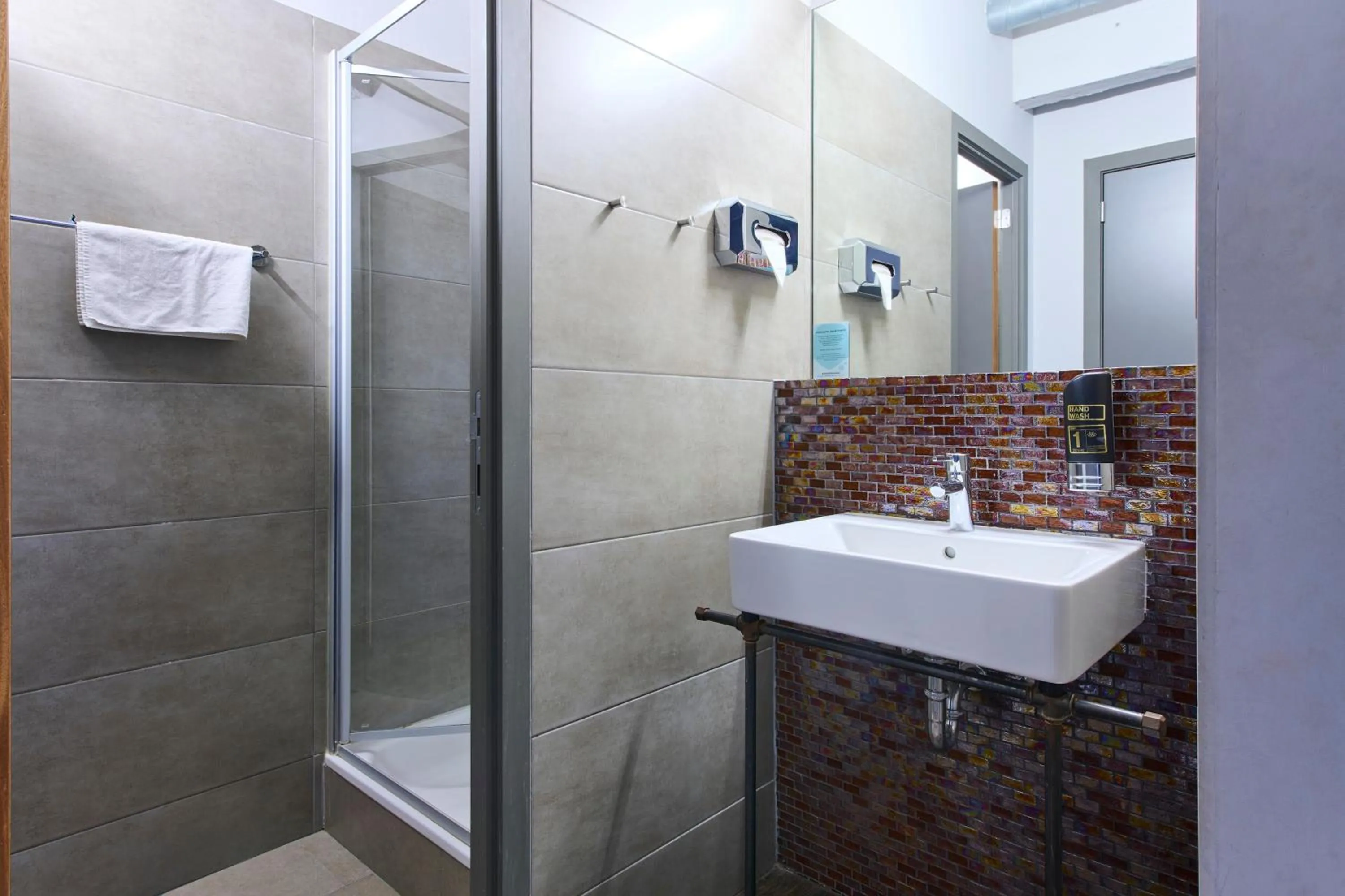 Bath in MEININGER Hotels Bruxelles City Center