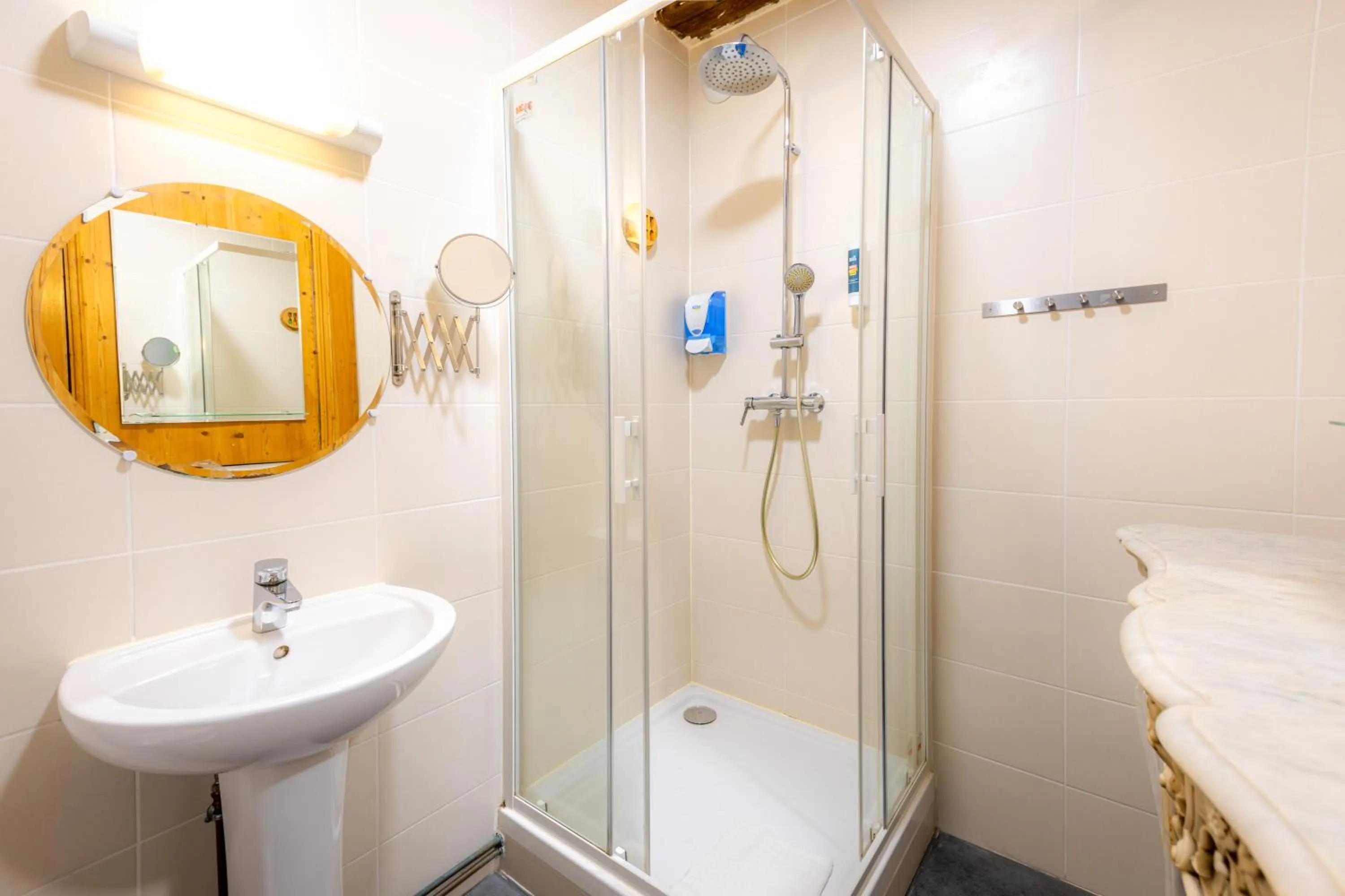 Shower in The People - Lille