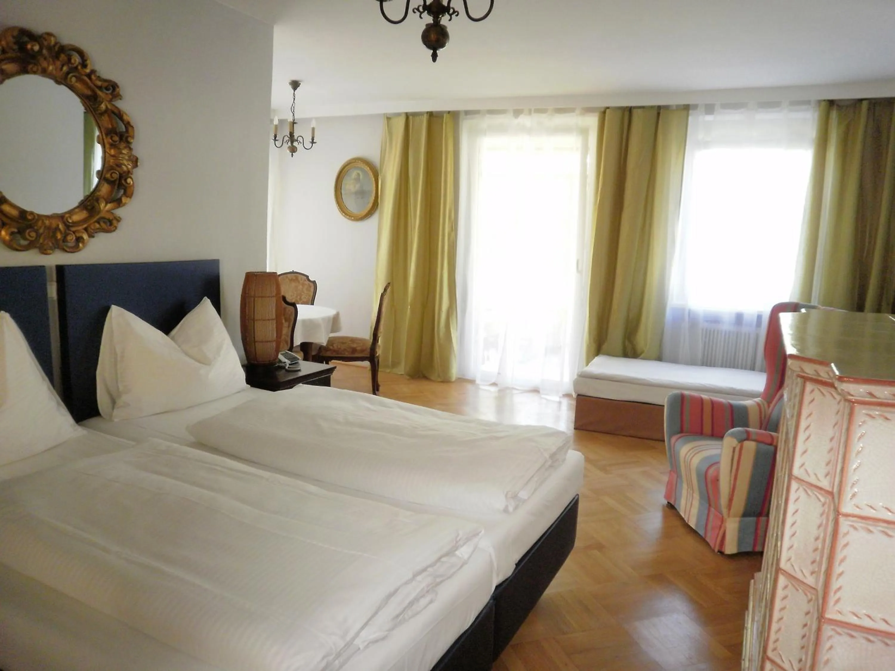 Bed in Stadtvilla Auerhahn