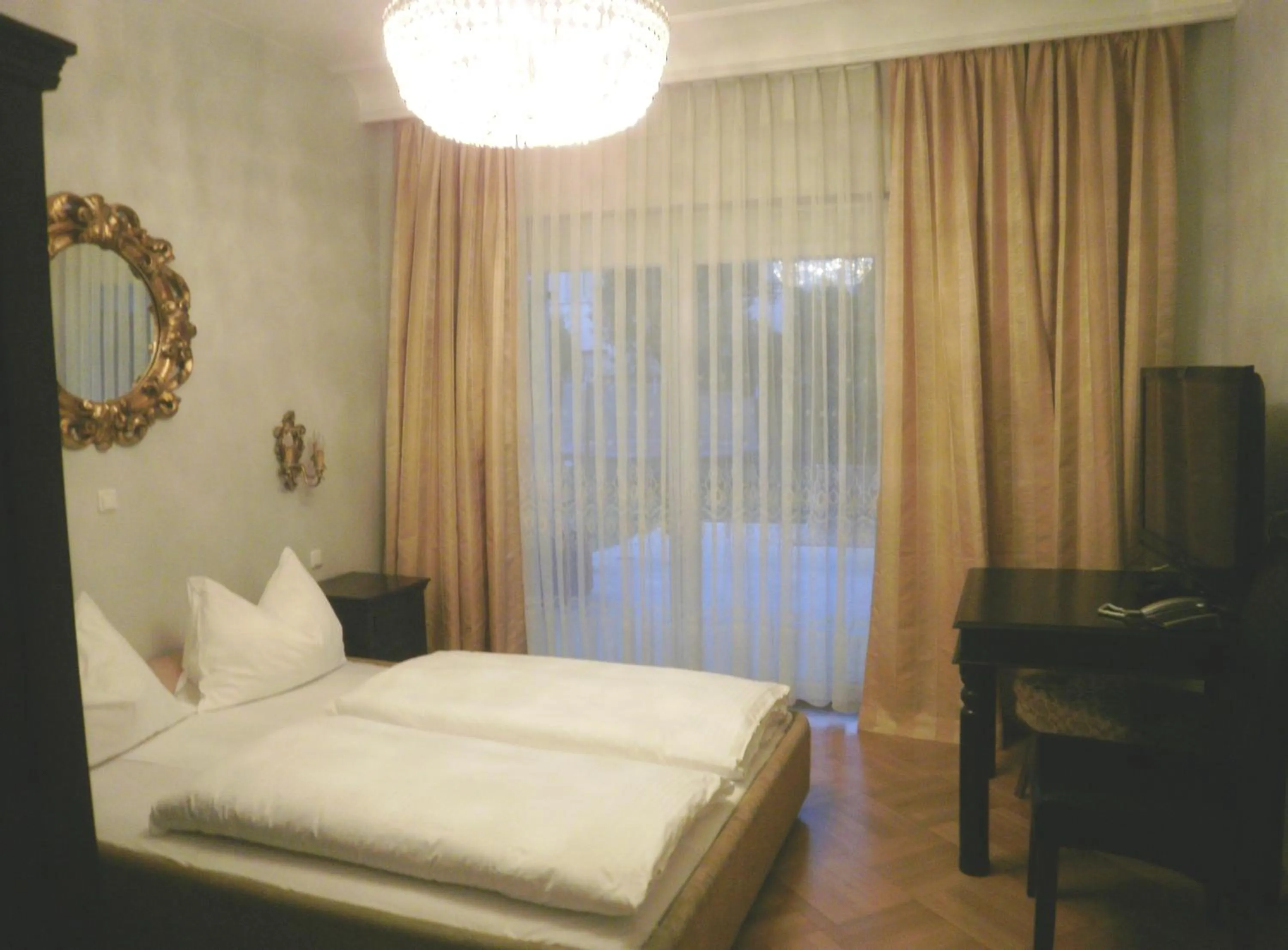 Bed in Stadtvilla Auerhahn