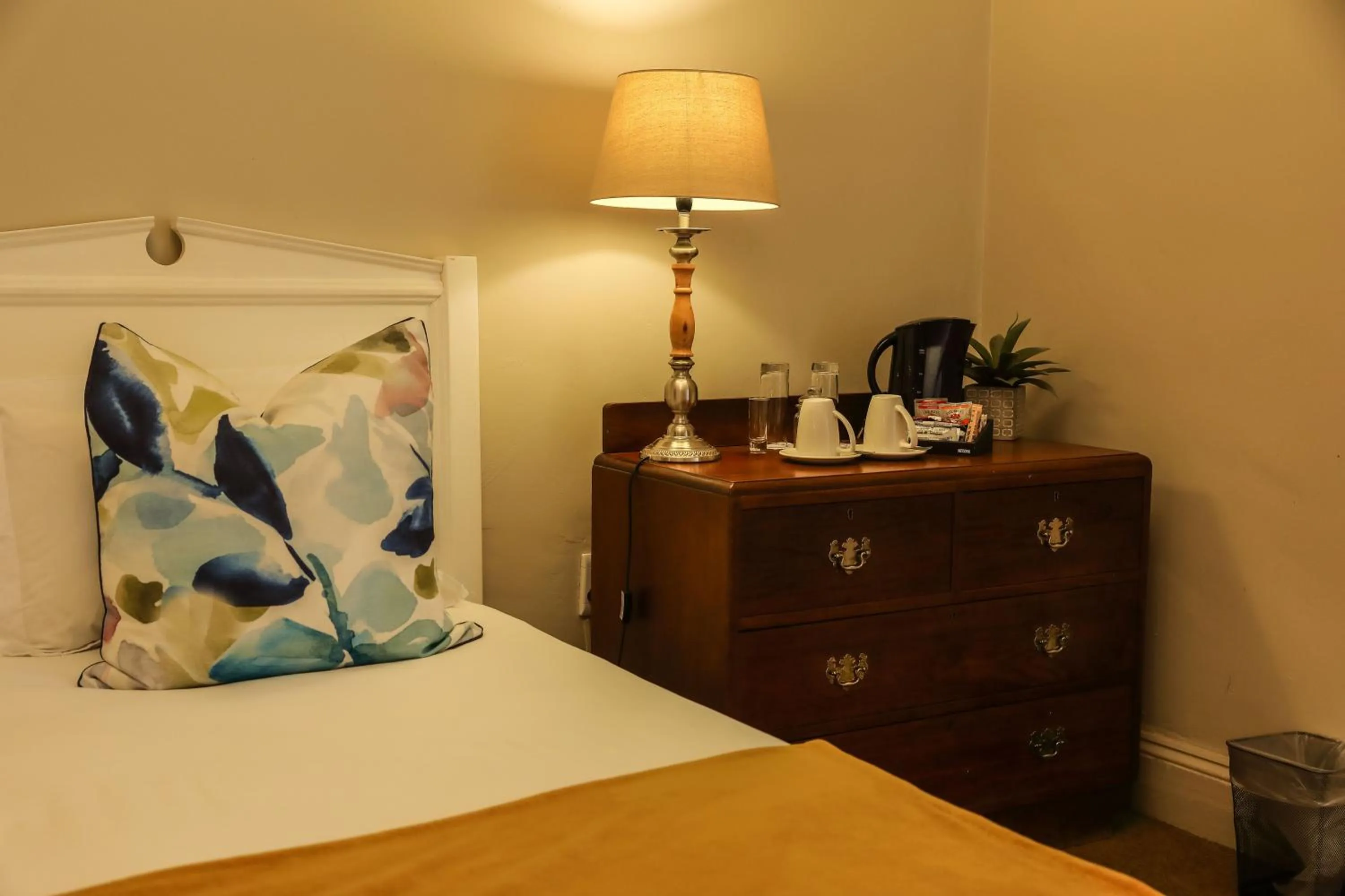 Bed in The Nottingham Road Hotel