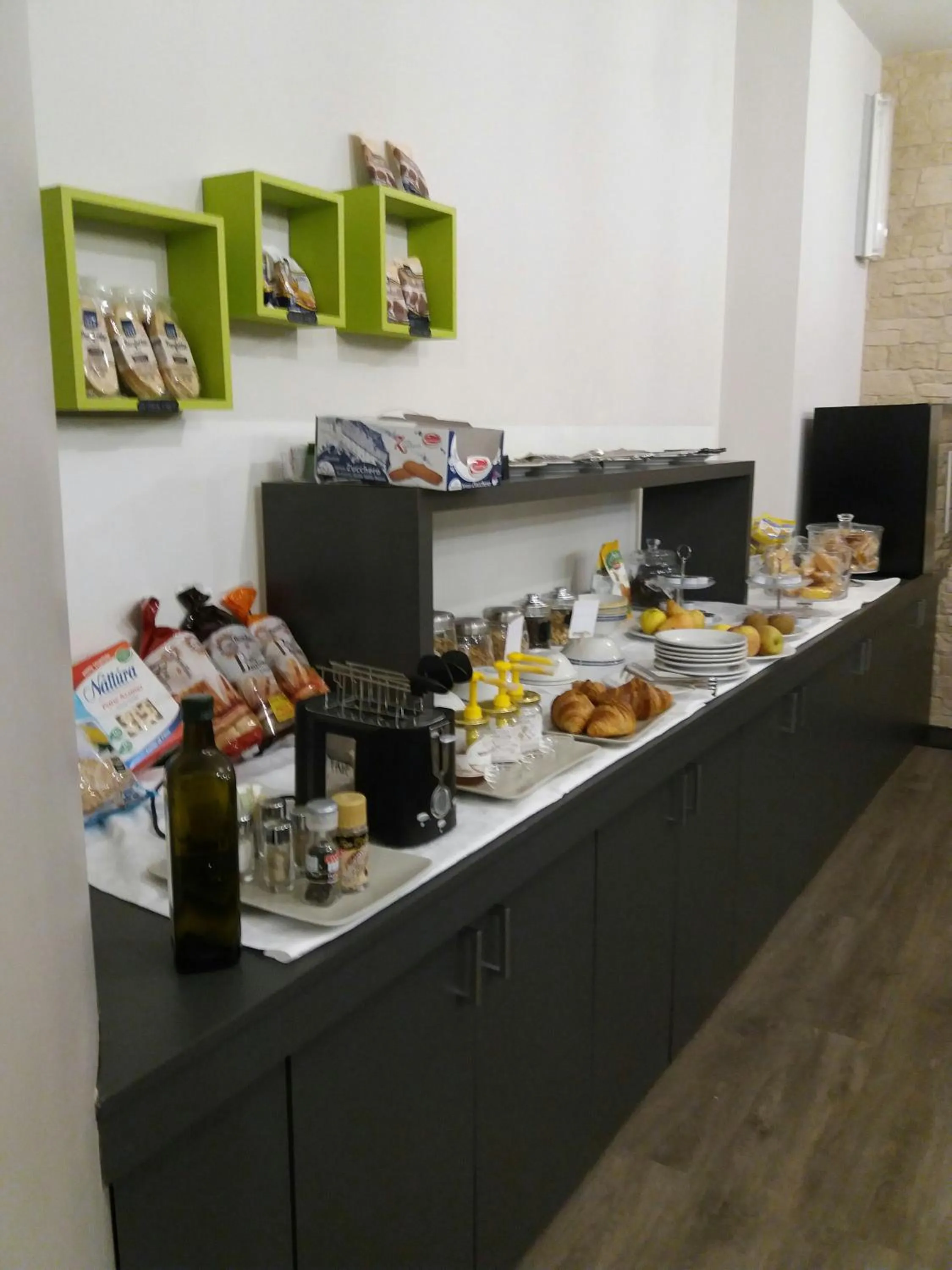 Food and drinks in Hotel & Apartments " Perpoin "