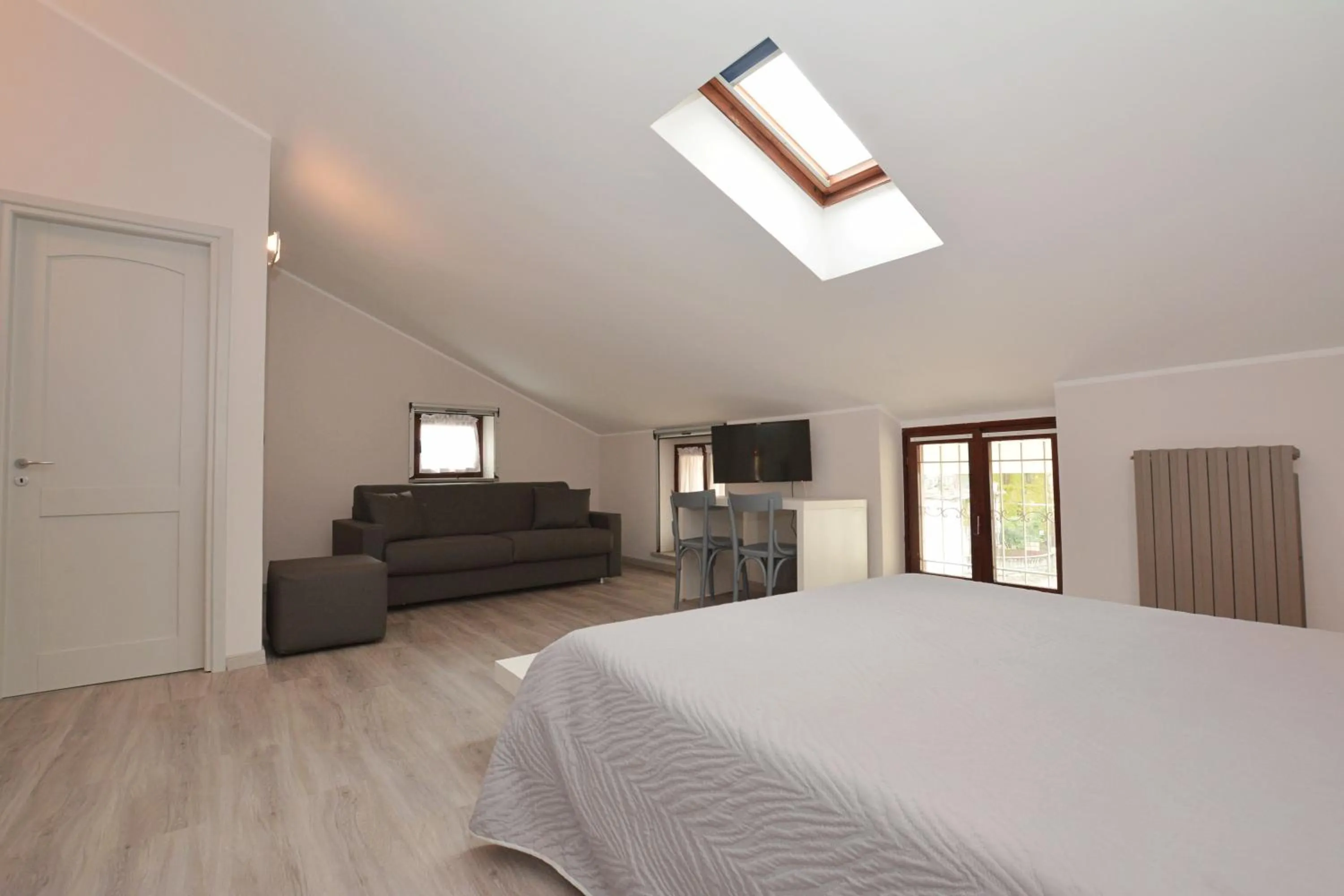 Photo of the whole room, Bed in Hotel & Apartments " Perpoin "