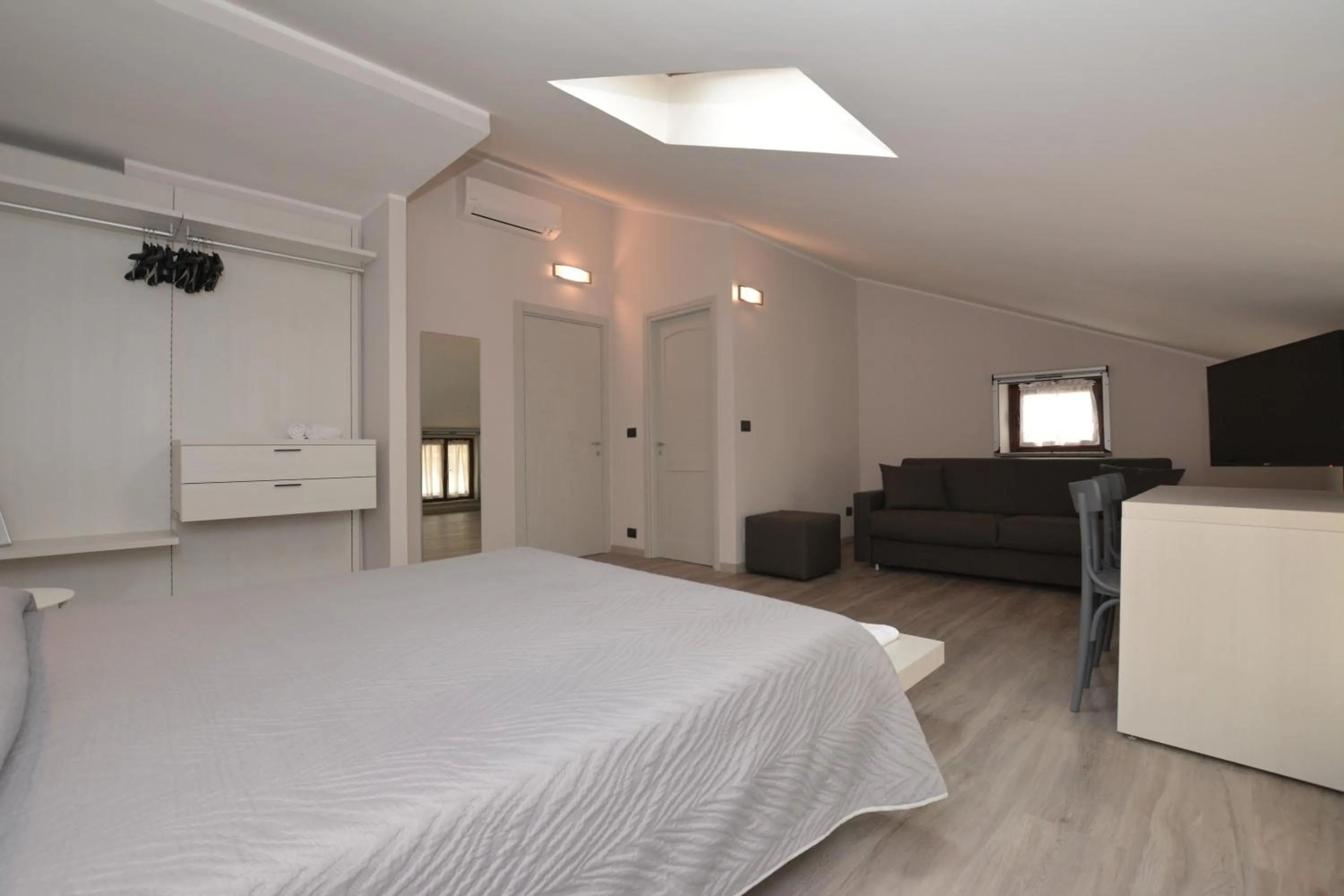 Bedroom, Bed in Hotel & Apartments " Perpoin "