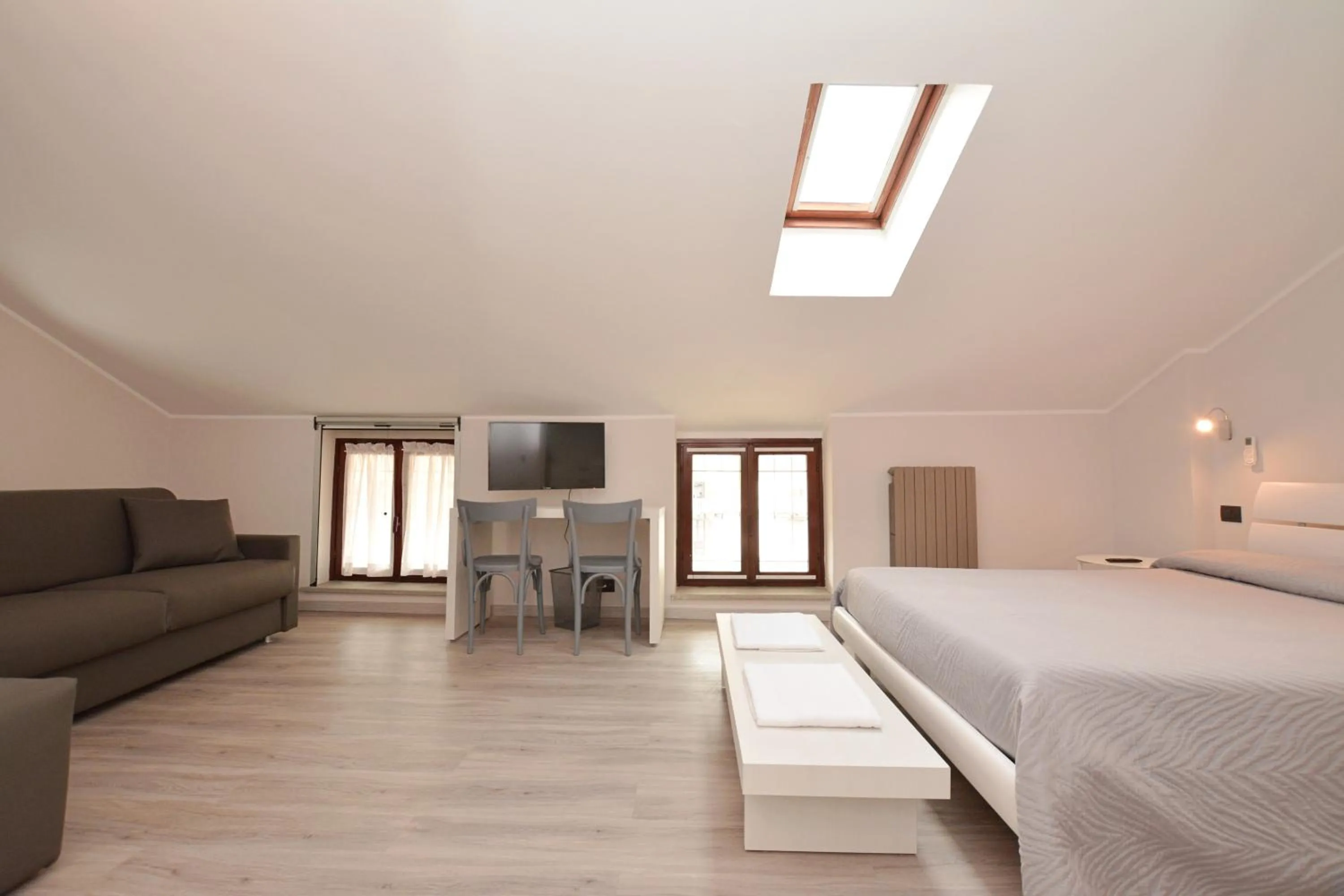 Photo of the whole room, Bed in Hotel & Apartments " Perpoin "