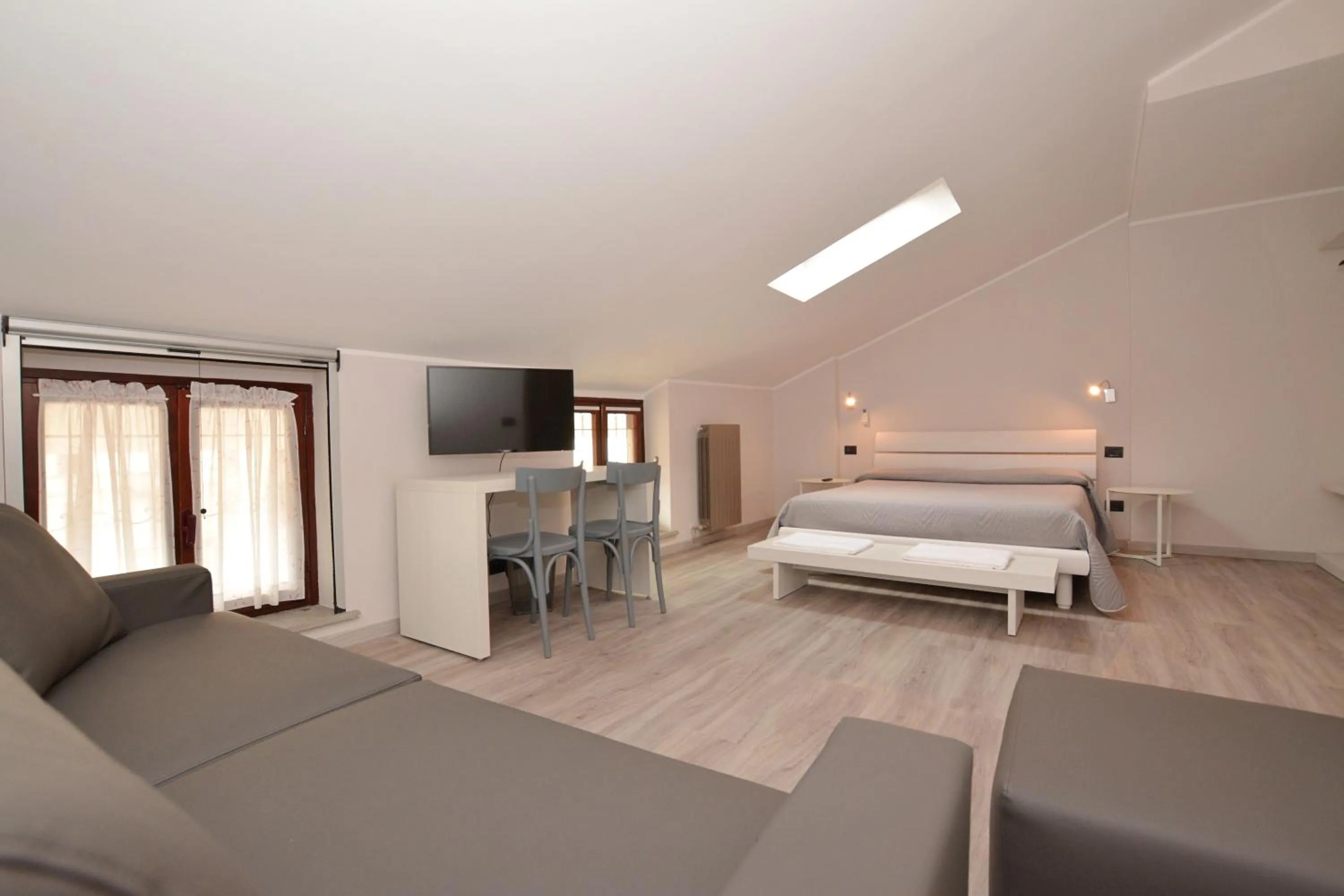 Photo of the whole room, Bed in Hotel & Apartments " Perpoin "