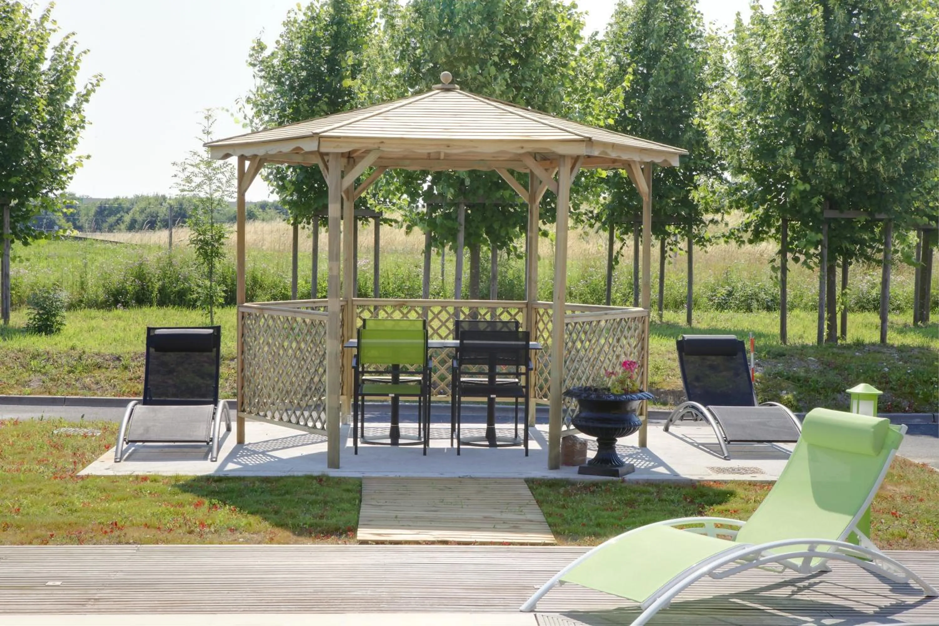 Patio in Hôtel ibis Styles Montargis Arboria