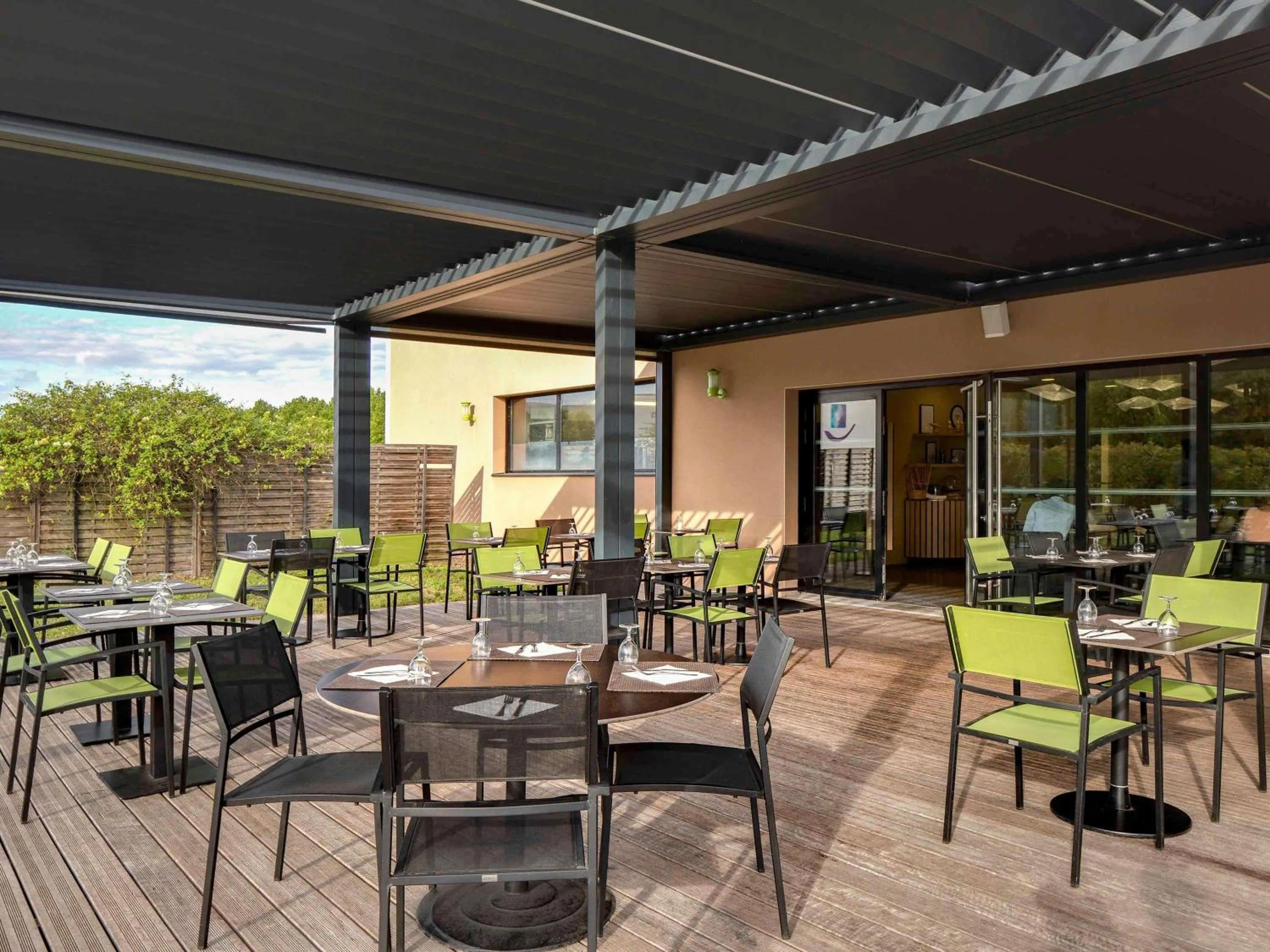 Restaurant/places to eat in Hôtel ibis Styles Montargis Arboria