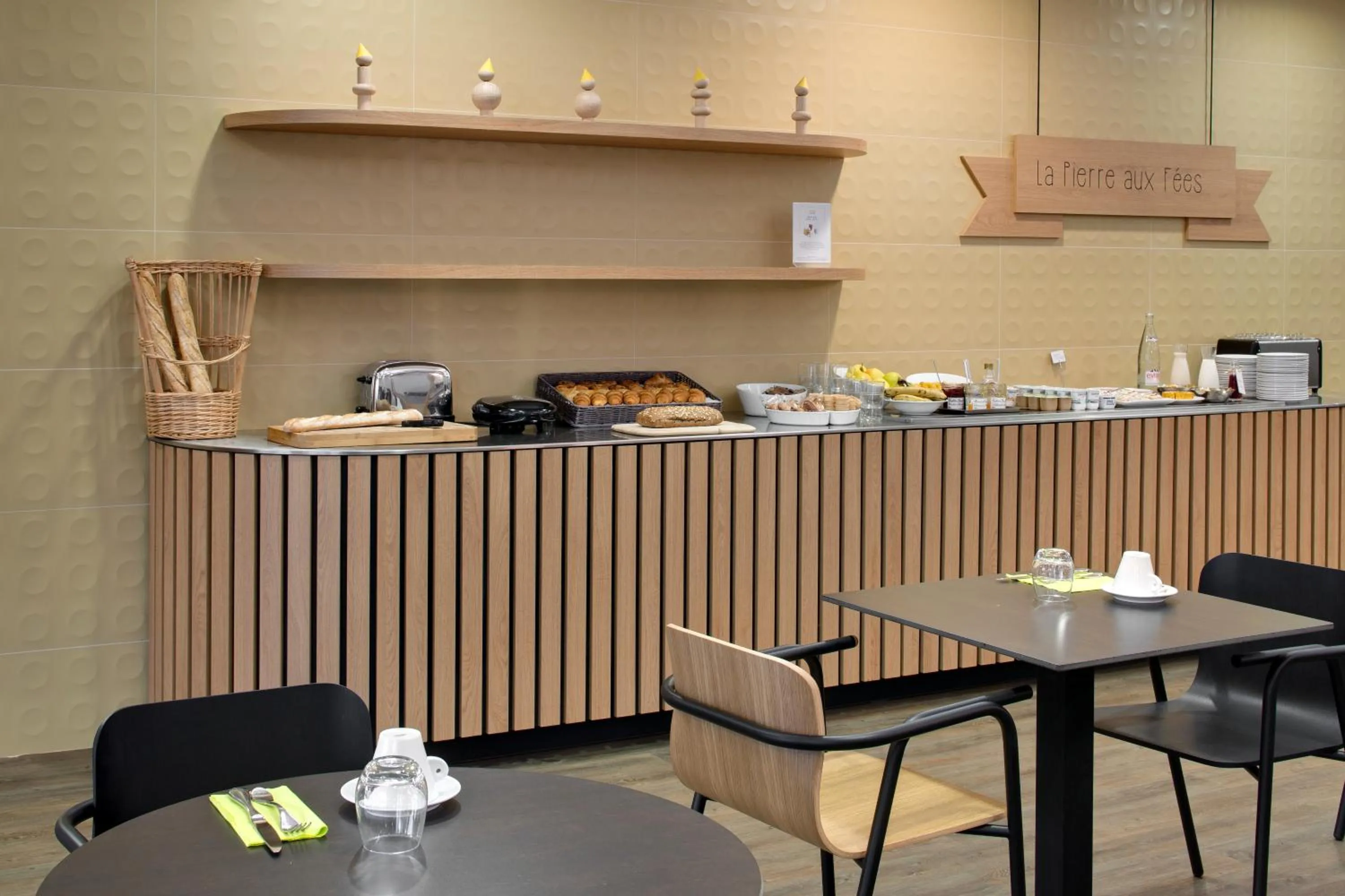 Restaurant/places to eat in Hôtel ibis Styles Montargis Arboria