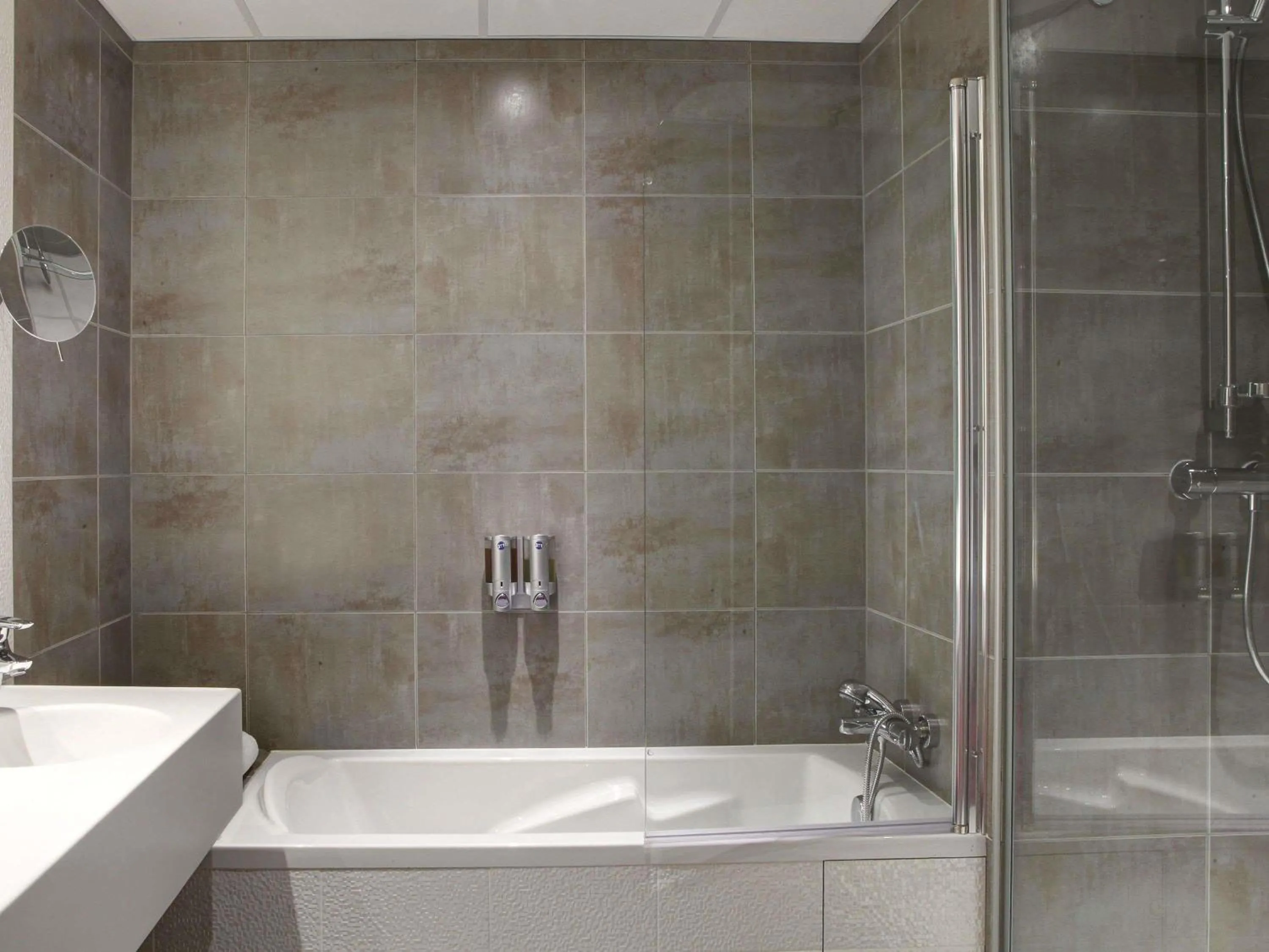 Bedroom in Hôtel ibis Styles Montargis Arboria