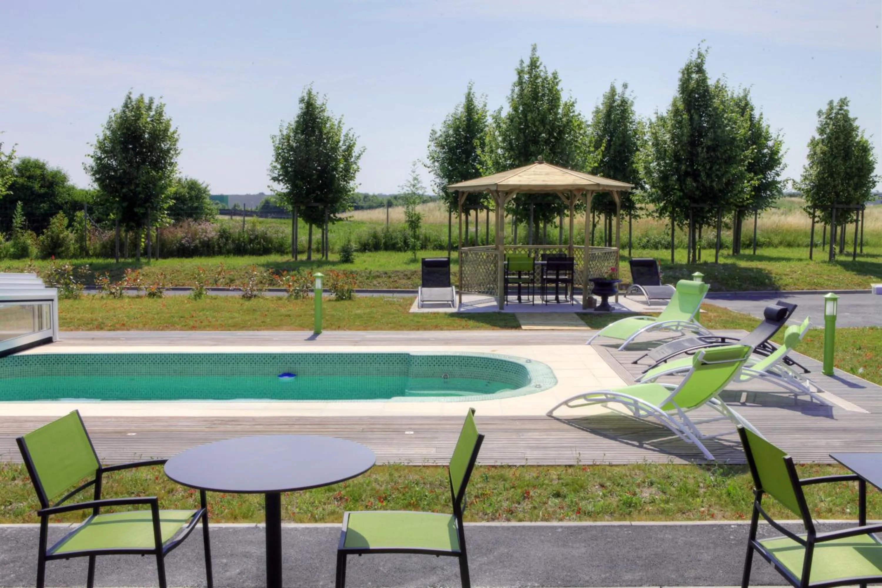 Swimming pool in Hôtel ibis Styles Montargis Arboria
