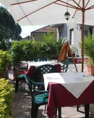 Restaurant/places to eat in Albergo Smeraldo