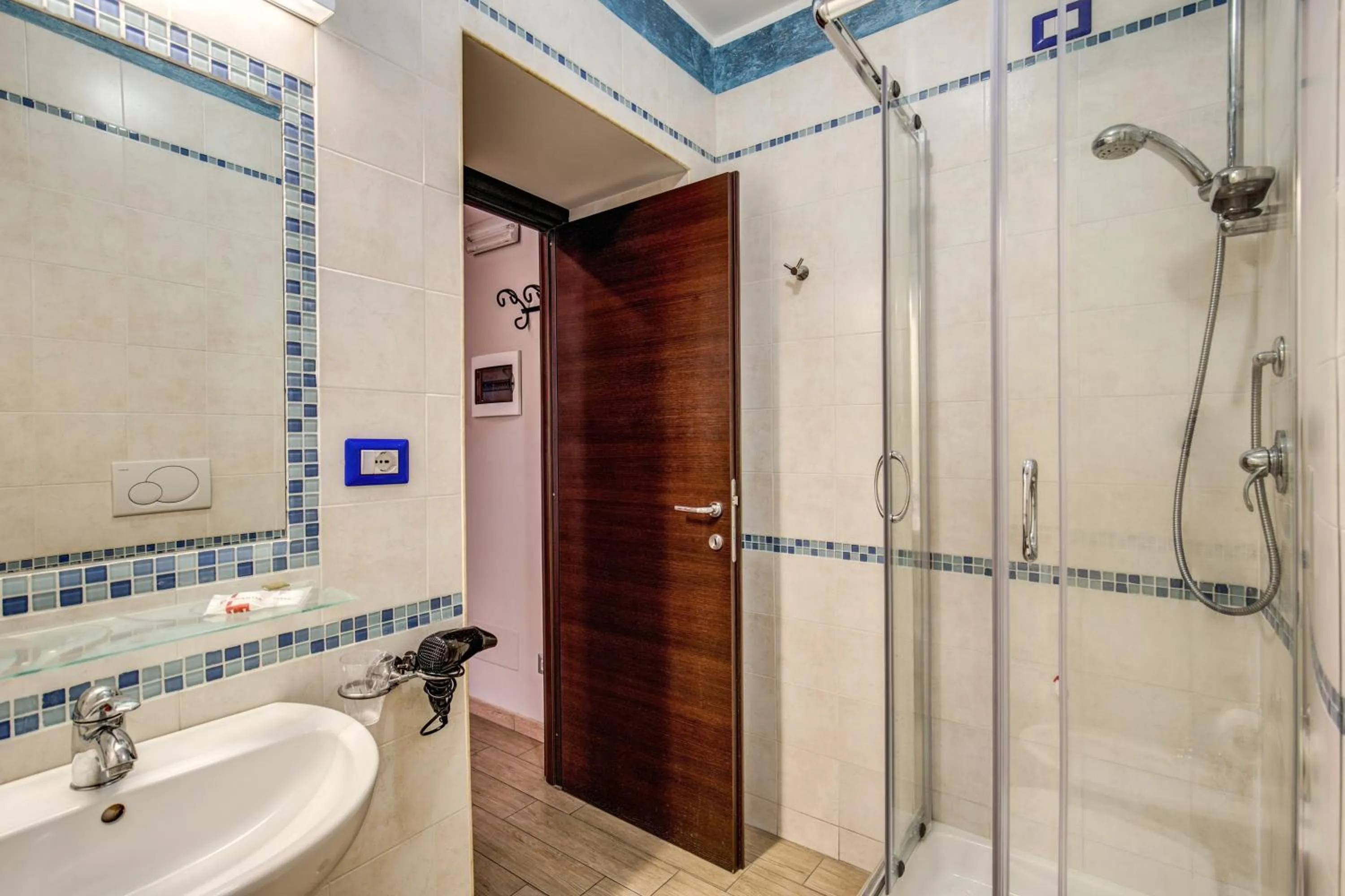 Shower in Buonarroti Suite