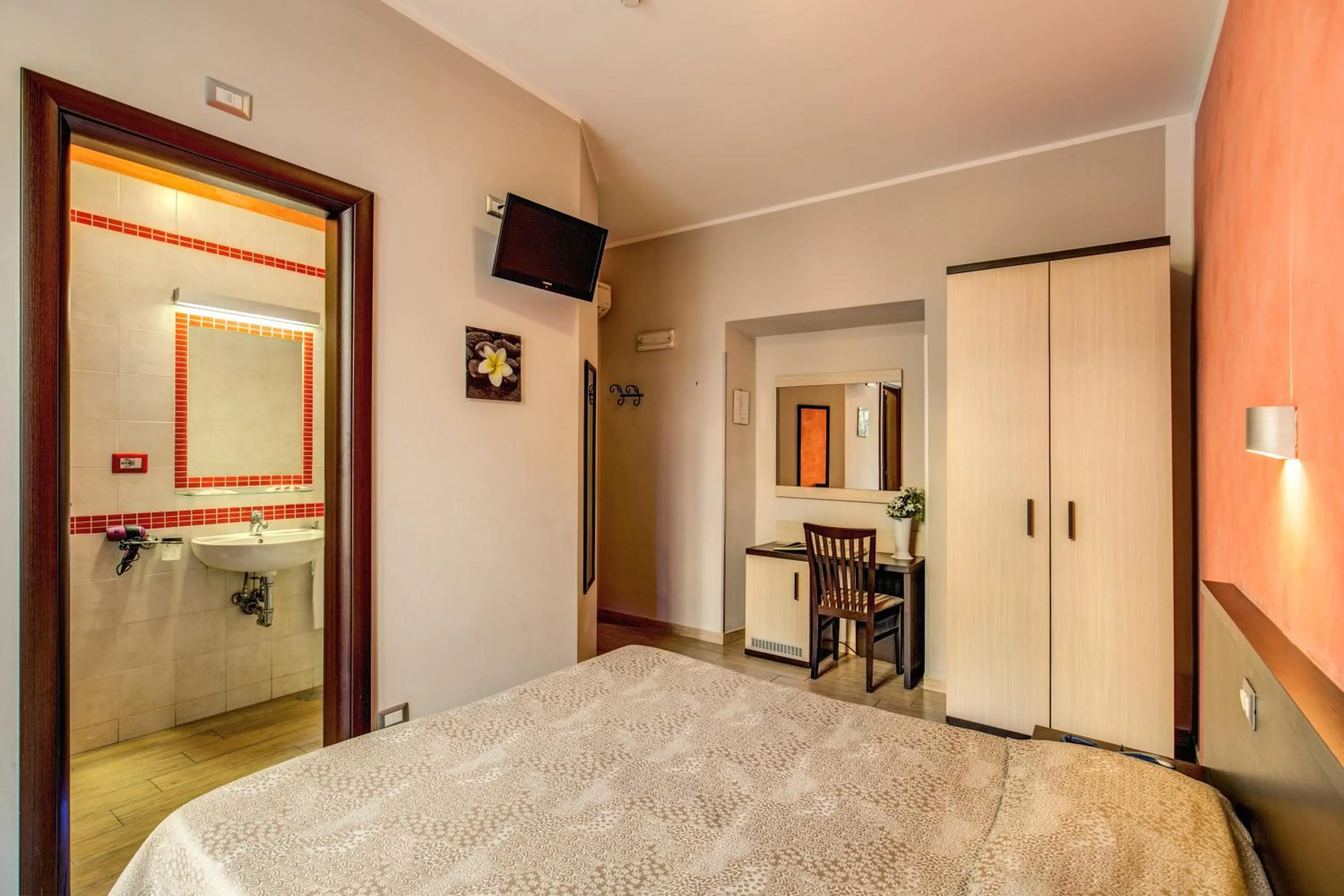 Bathroom, Bed in Buonarroti Suite