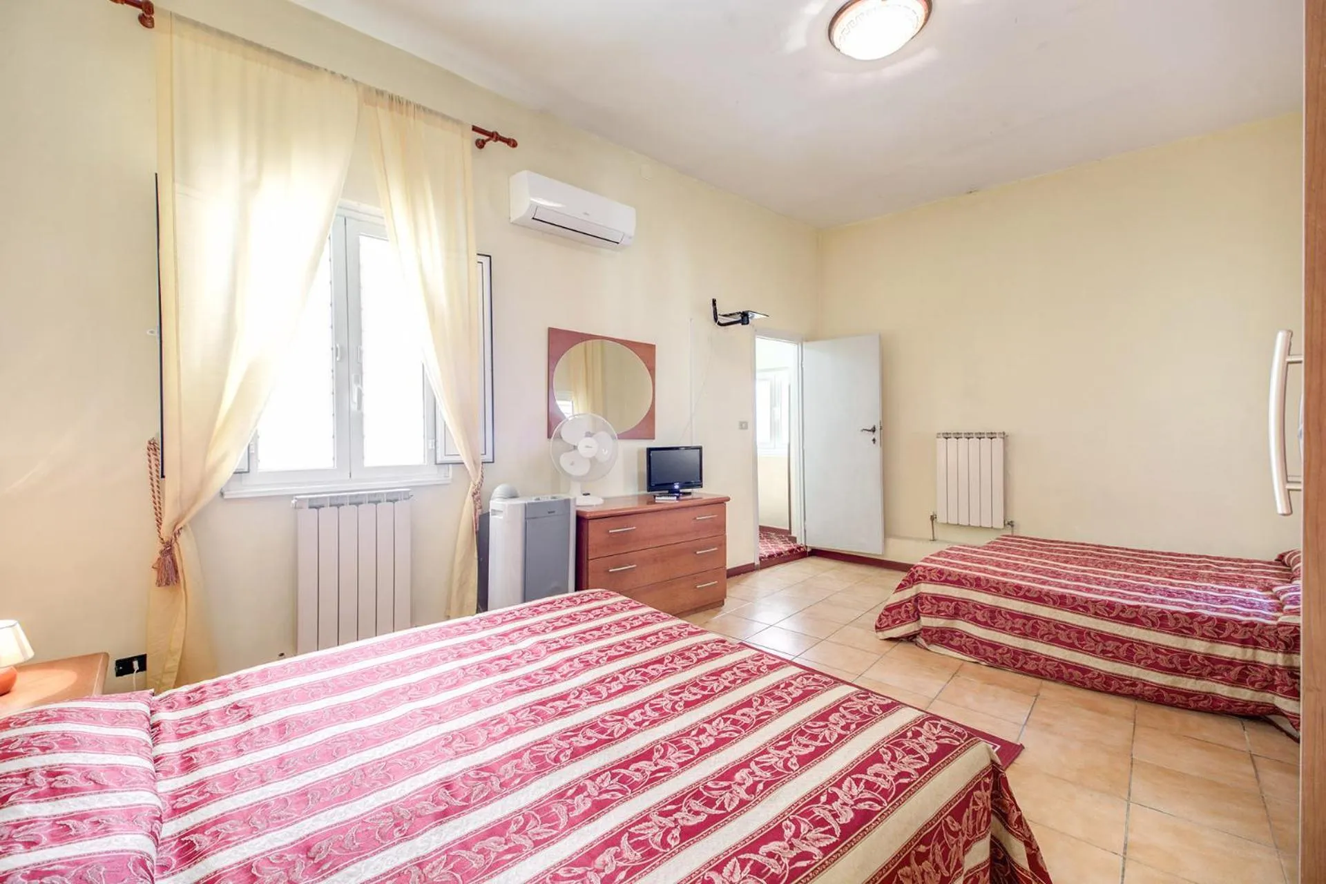 Pets, Bed in Buonarroti Suite