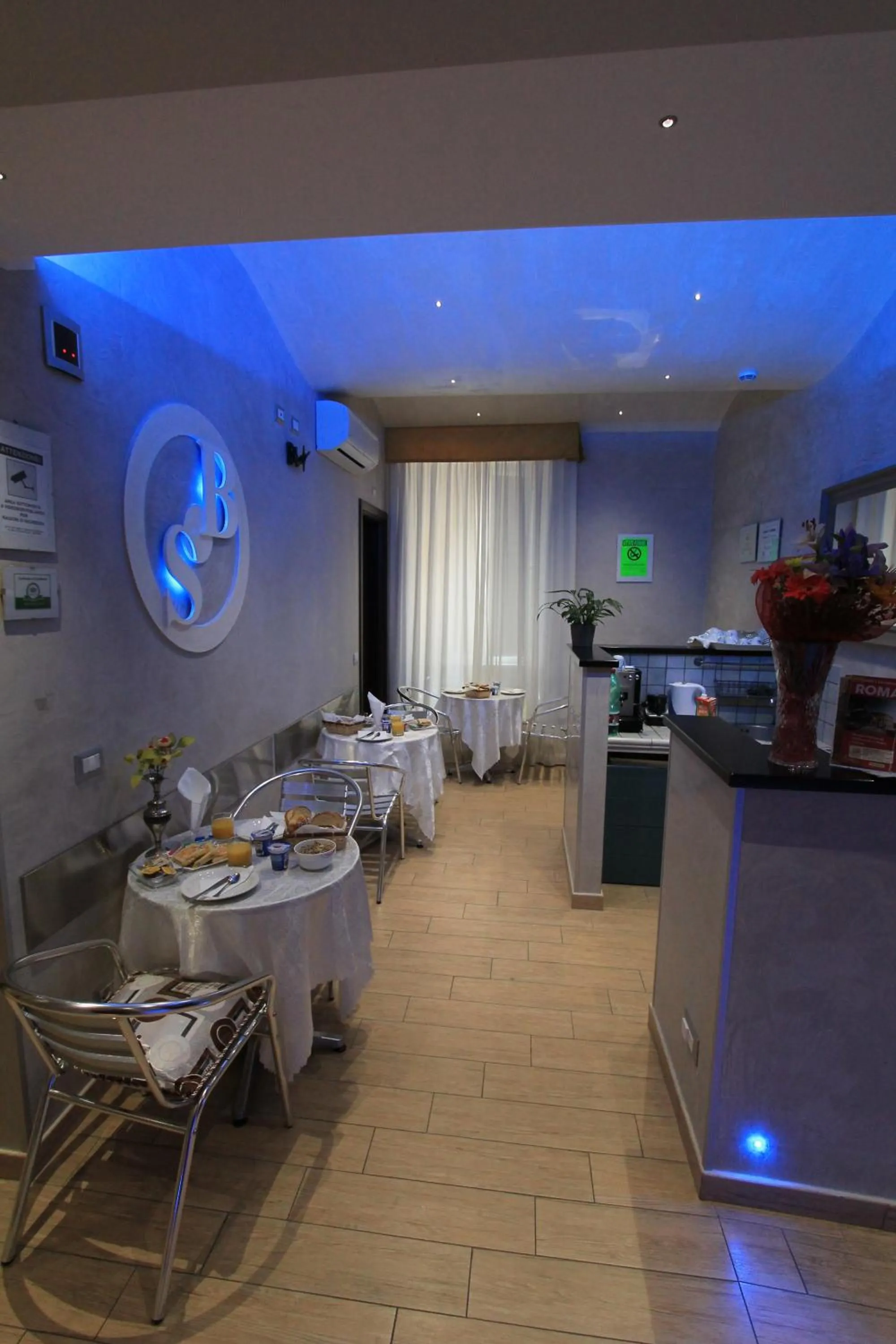 Restaurant/places to eat in Buonarroti Suite