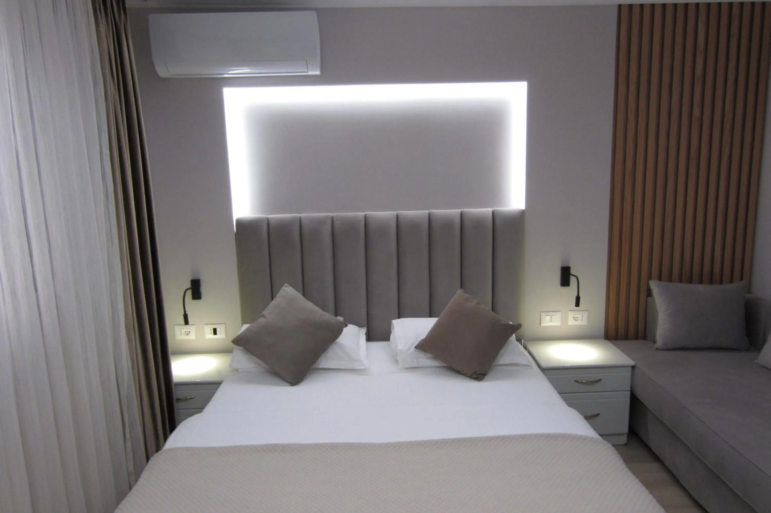 room service, Bed in Freddy's Hotel