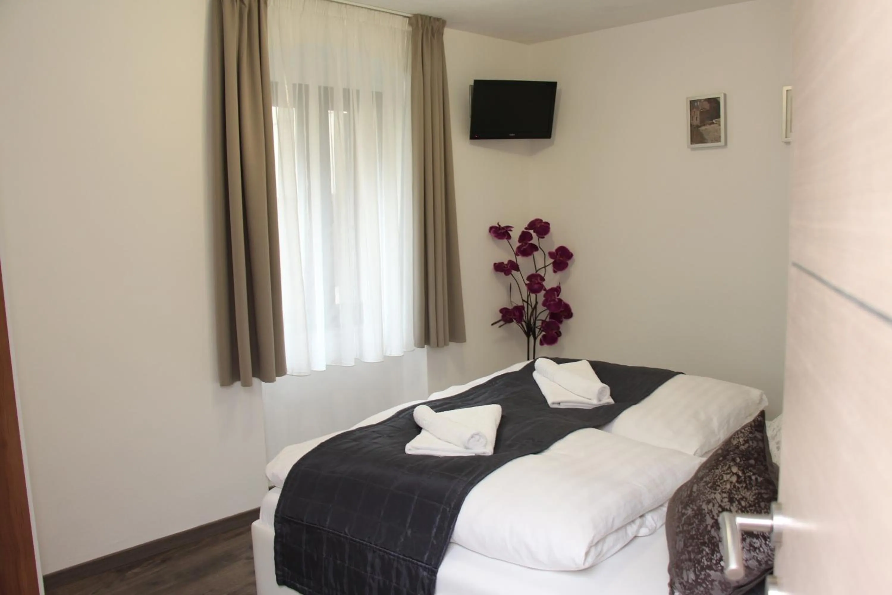 Decorative detail, Bed in Villa Toni Design Apartments