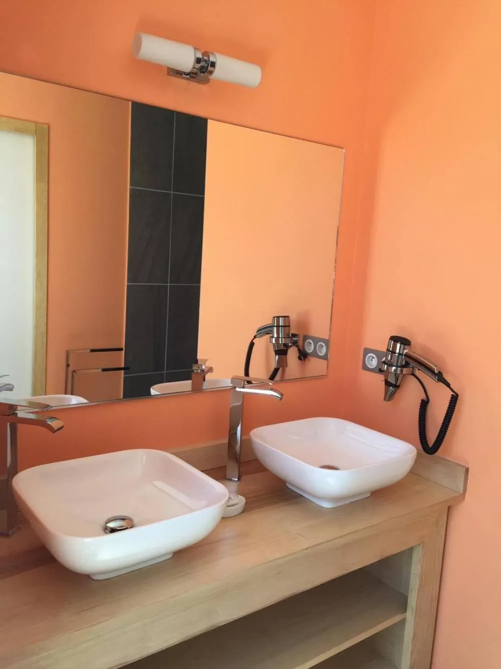 Photo of the whole room in Hôtel du Bout du Monde