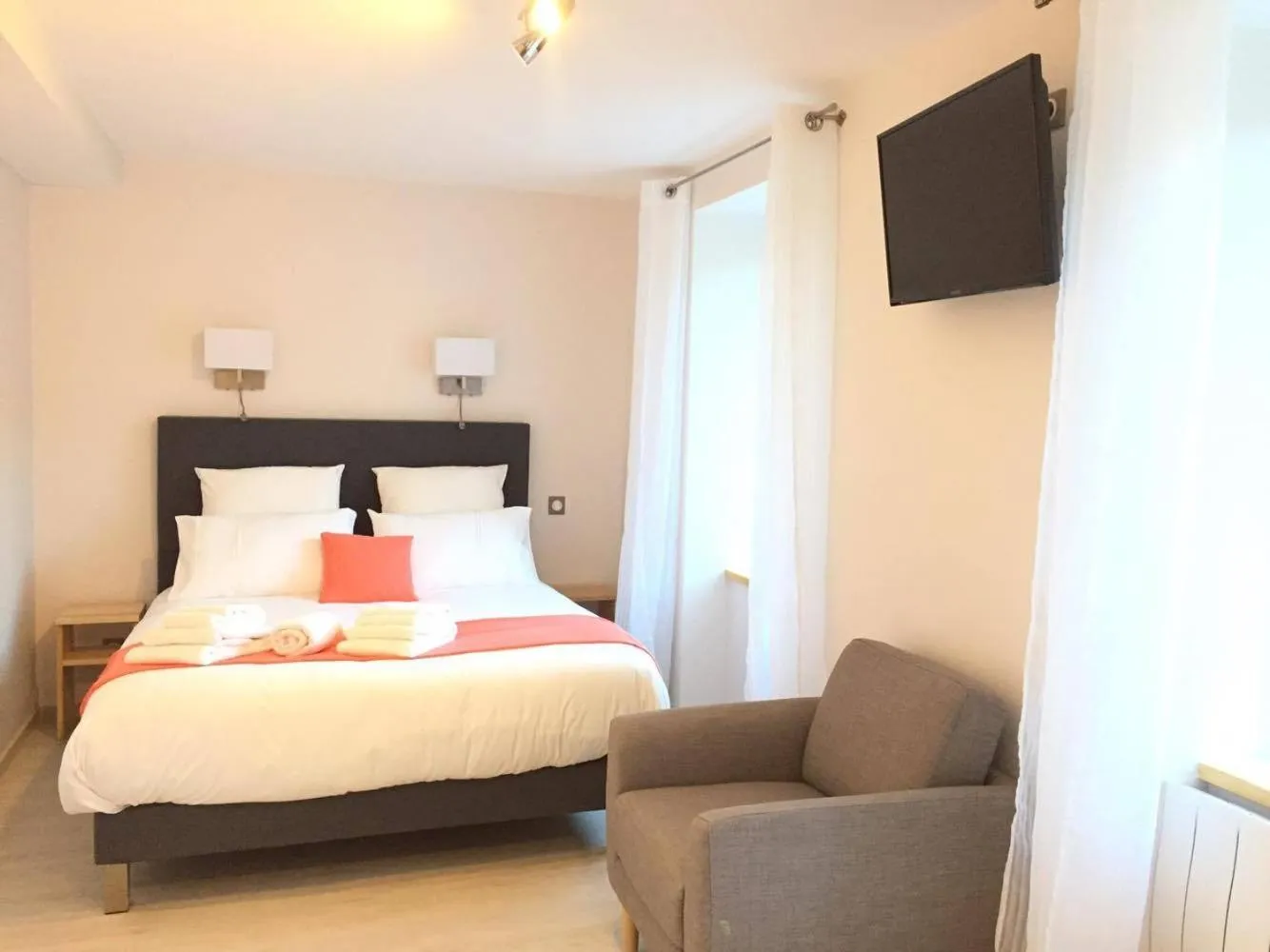 Photo of the whole room, Bed in Hôtel du Bout du Monde