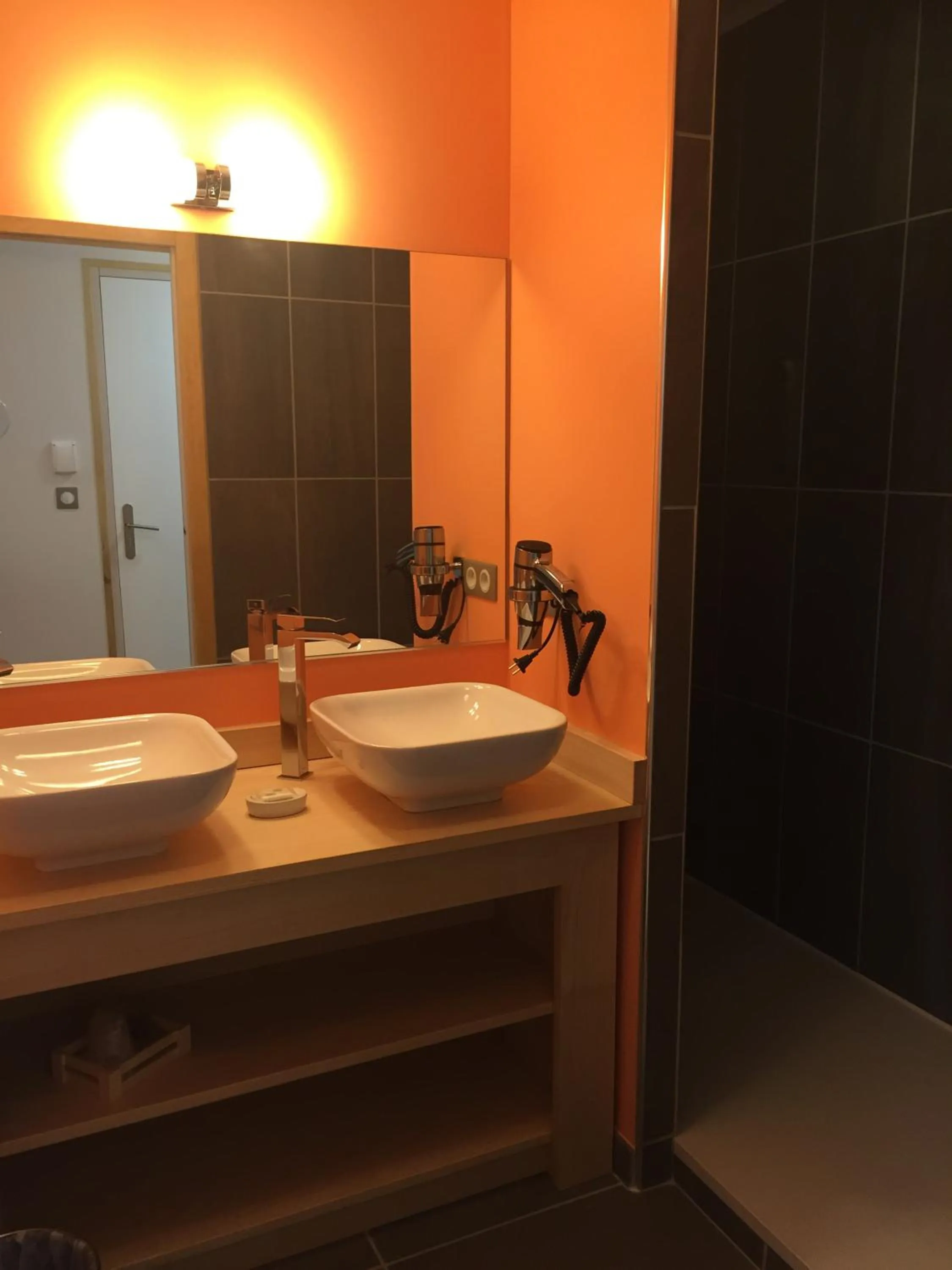 Photo of the whole room in Hôtel du Bout du Monde