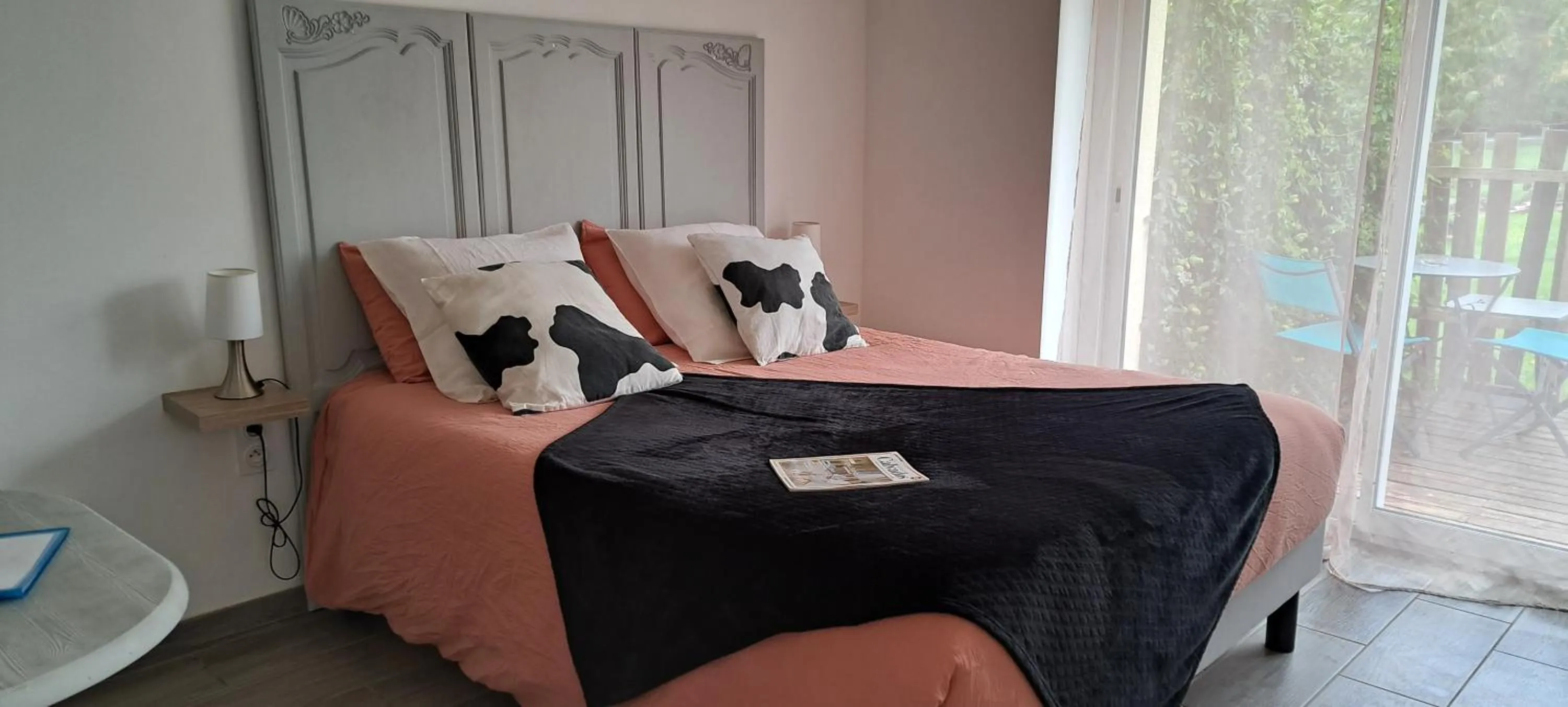 Photo of the whole room, Bed in La Bergerie du Mesnil