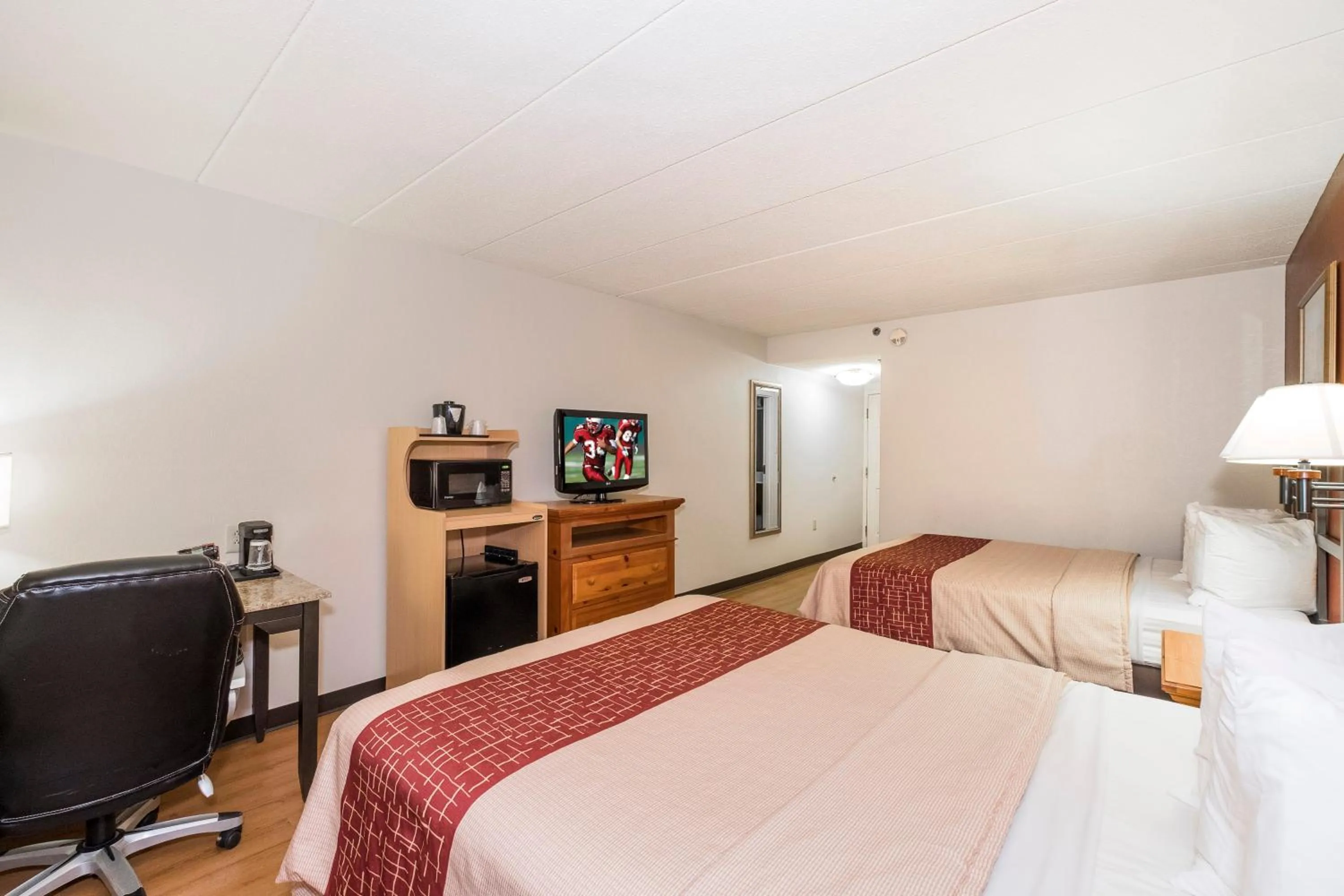 Photo of the whole room, Bed in Red Roof Inn & Suites Stafford, VA