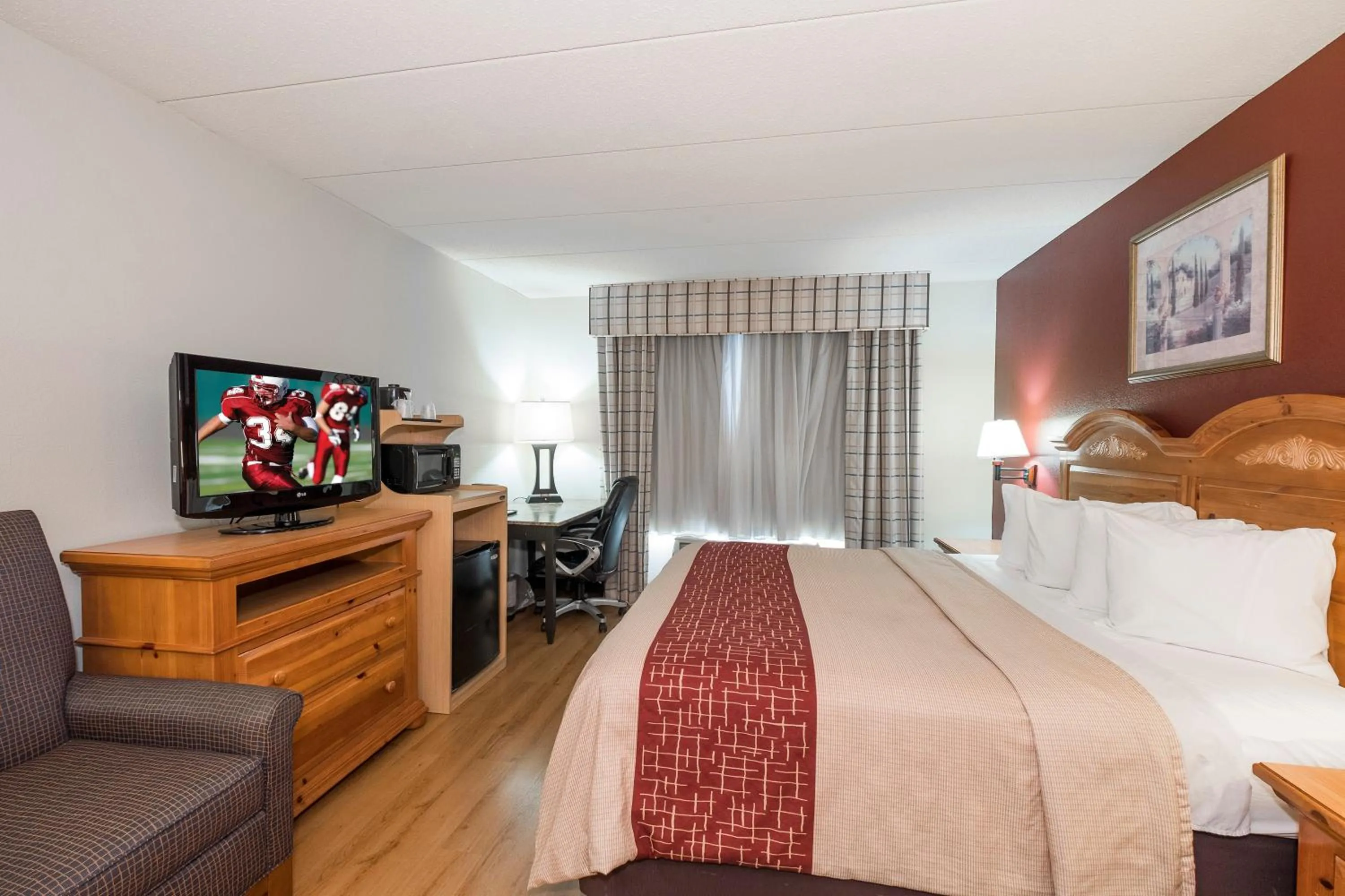 Photo of the whole room, Bed in Red Roof Inn & Suites Stafford, VA