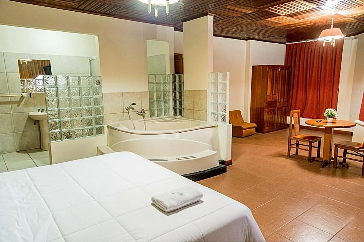 Shower, Bed in Hotel Oro Verde Iquitos