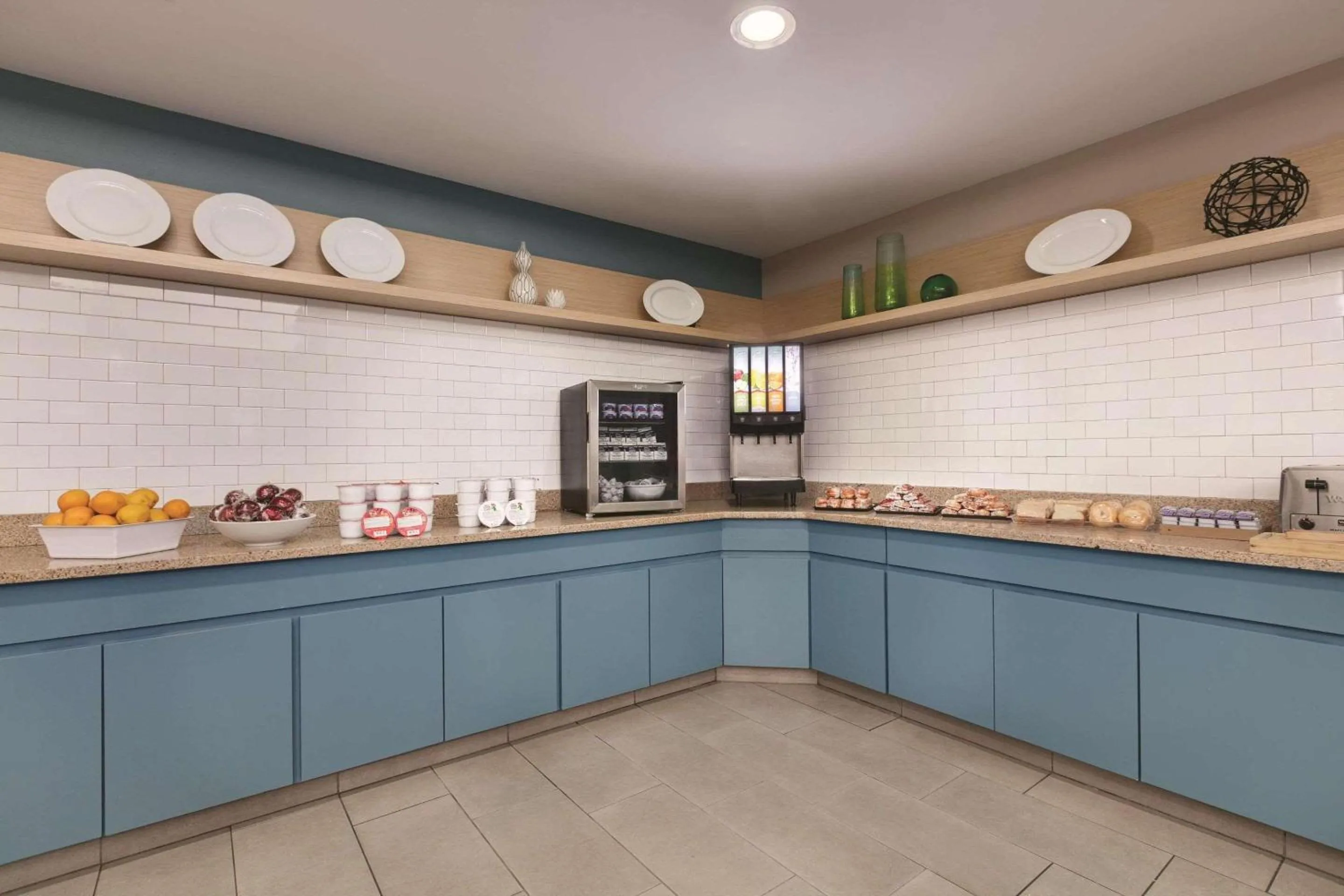 Breakfast in Country Inn & Suites by Radisson, Port Clinton, OH