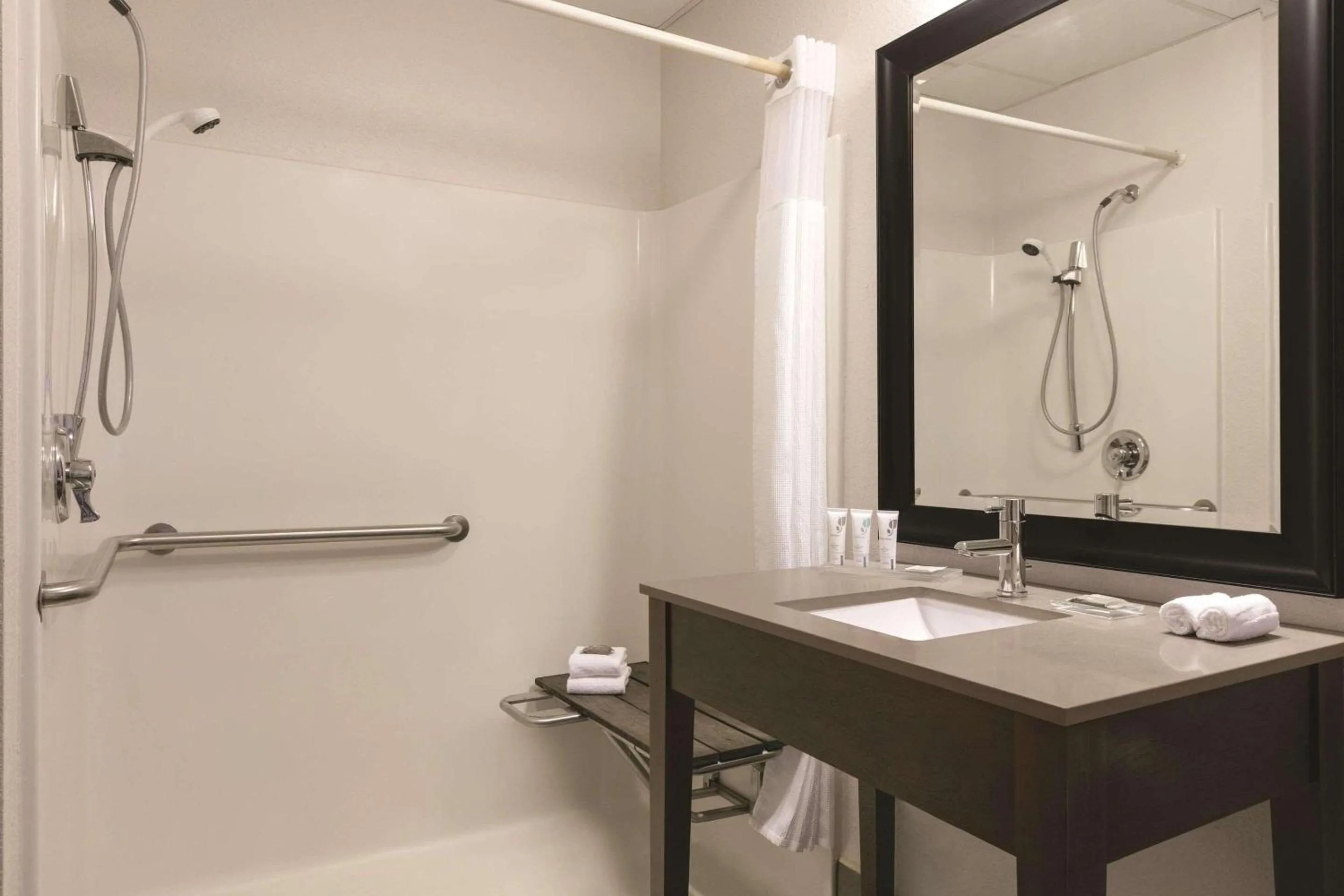 Bedroom in Country Inn & Suites by Radisson, Port Clinton, OH