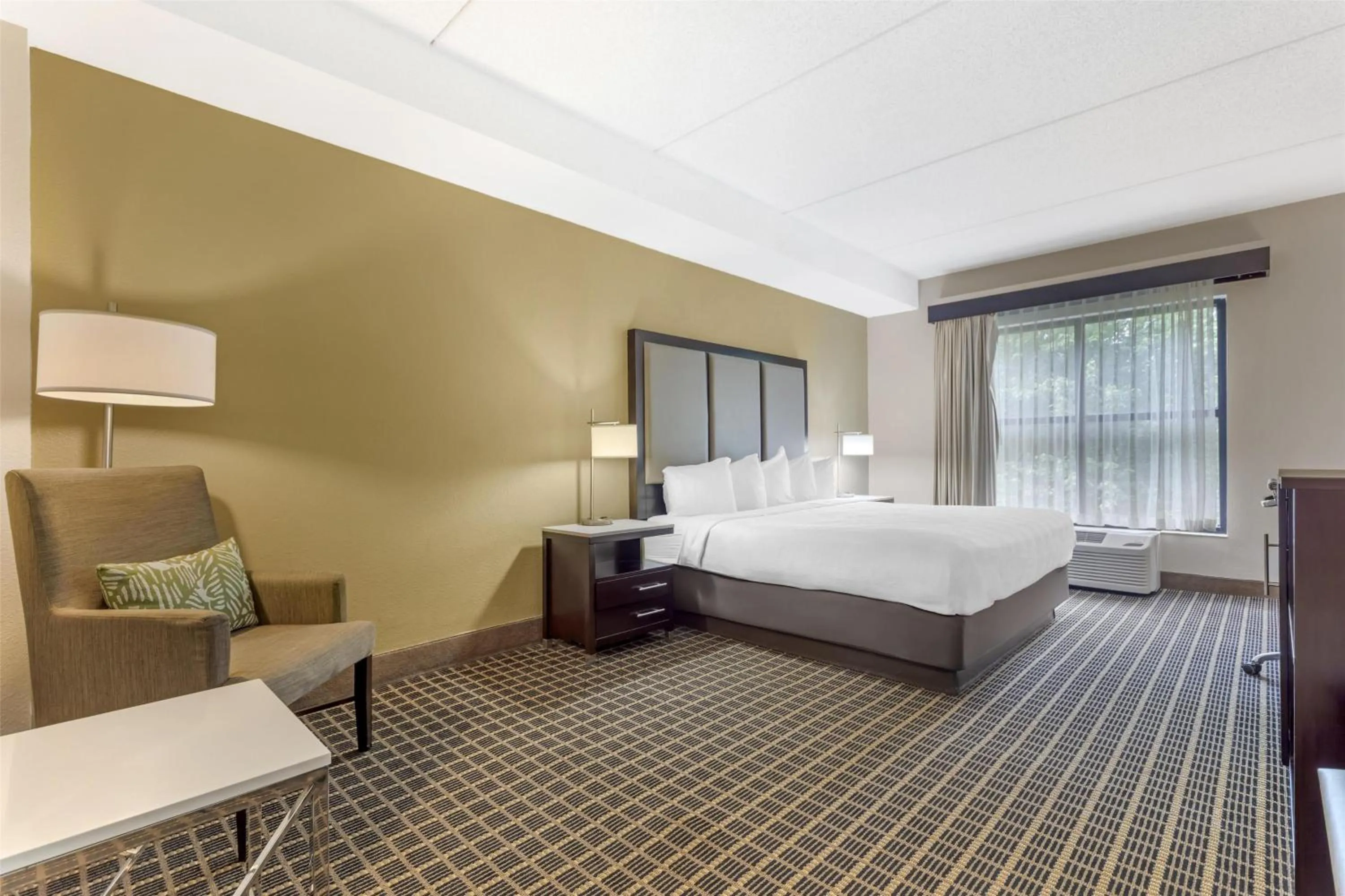 Bedroom in Best Western Chesapeake Bay North Inn