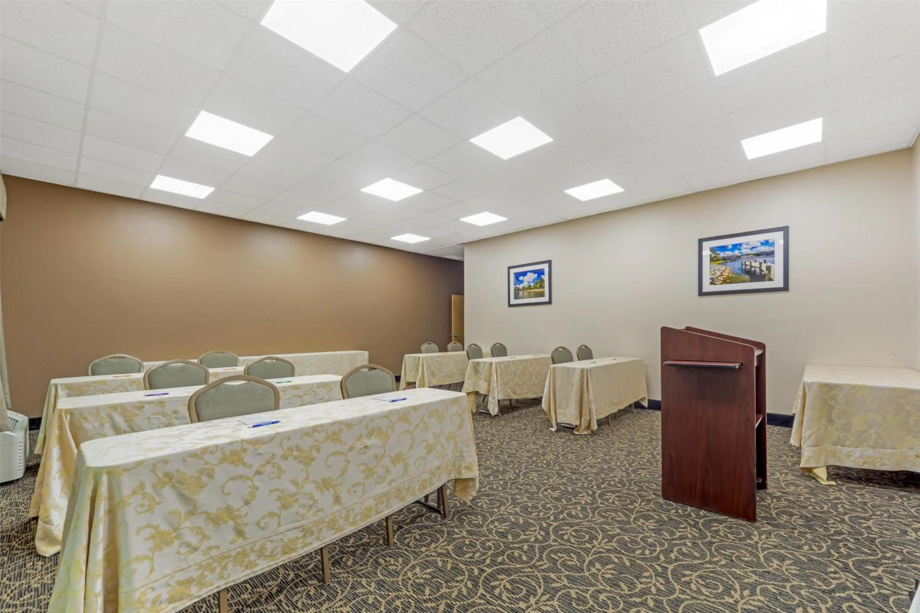 Meeting/conference room in Best Western Chesapeake Bay North Inn
