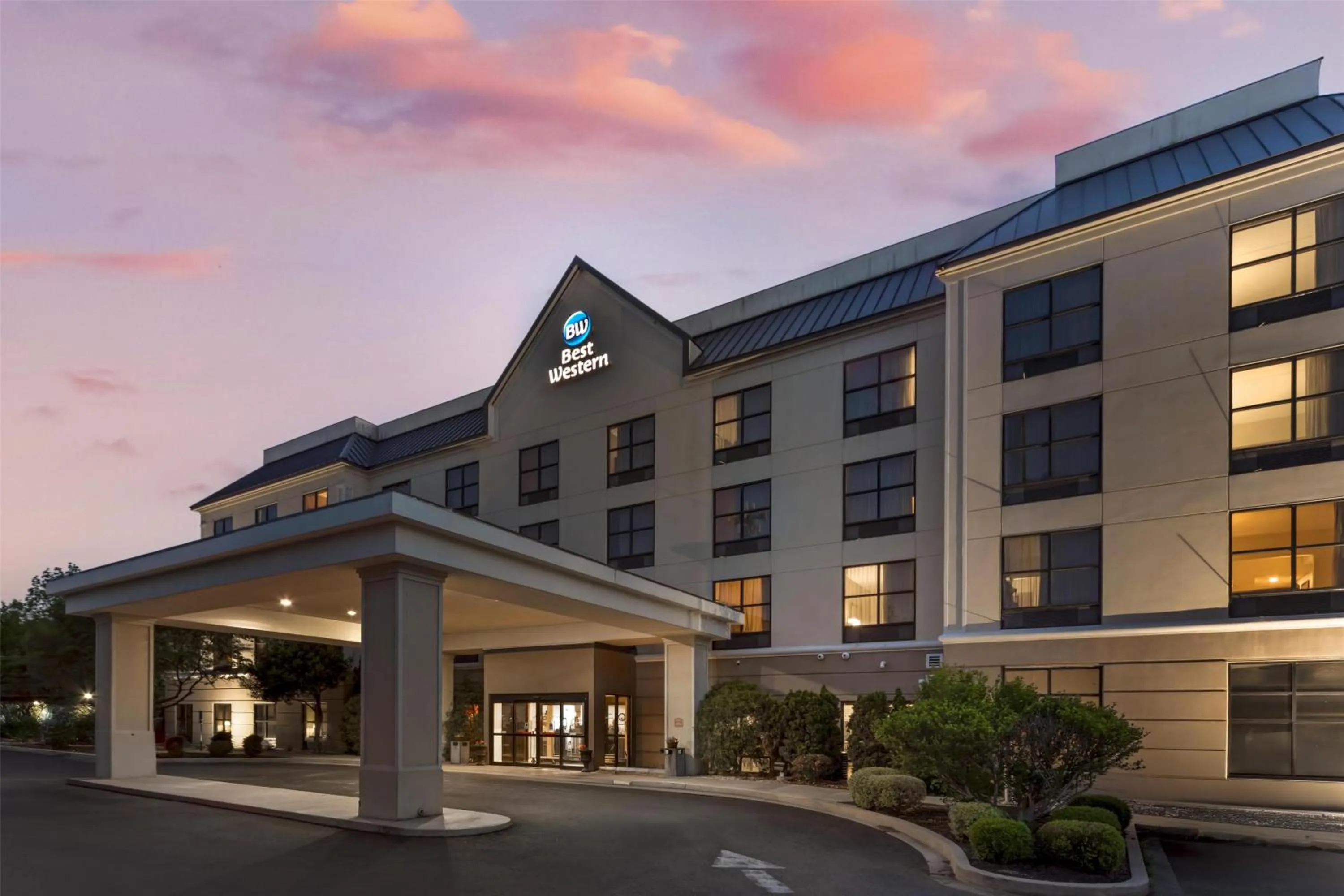 Property building in Best Western Chesapeake Bay North Inn