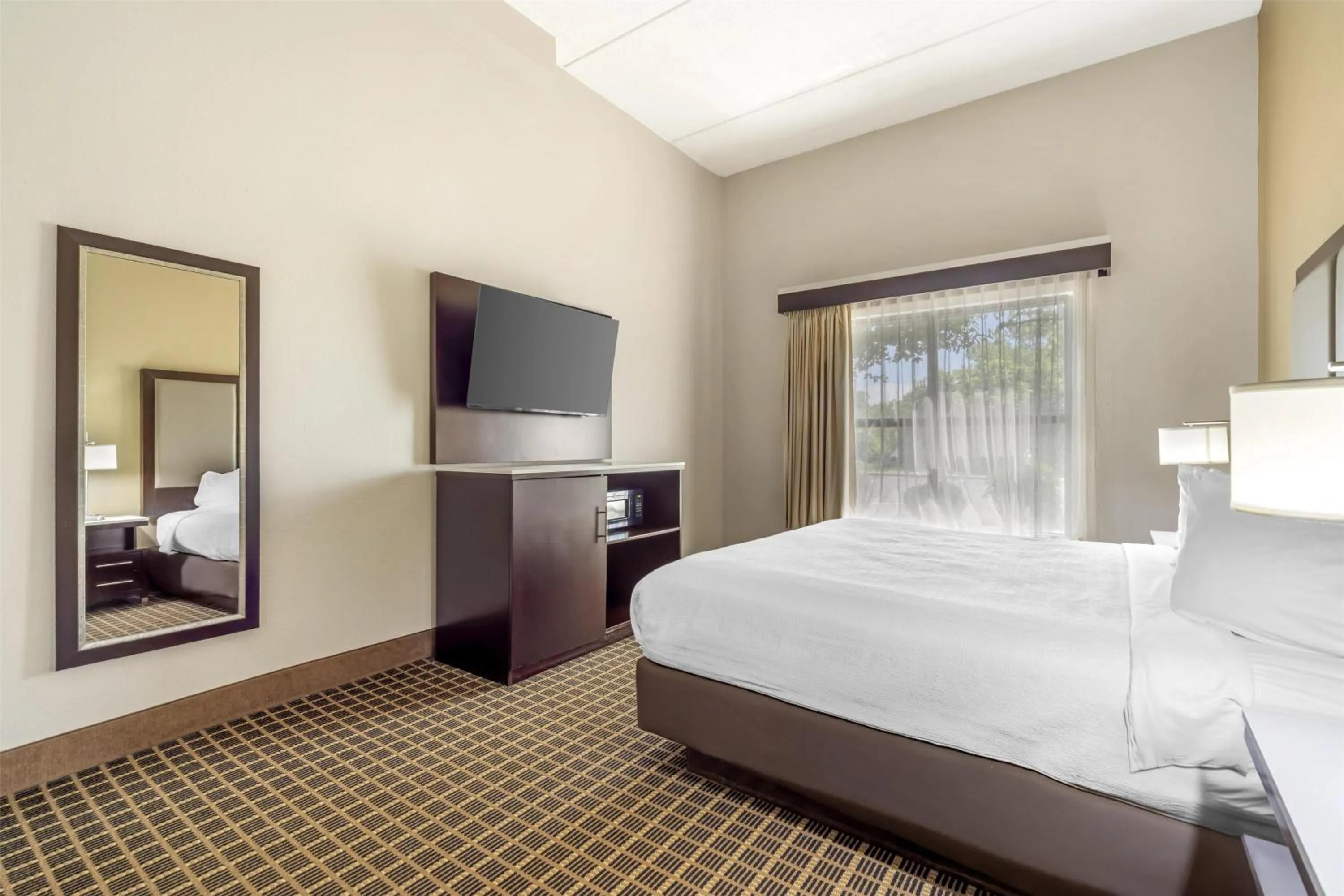 Bedroom in Best Western Chesapeake Bay North Inn