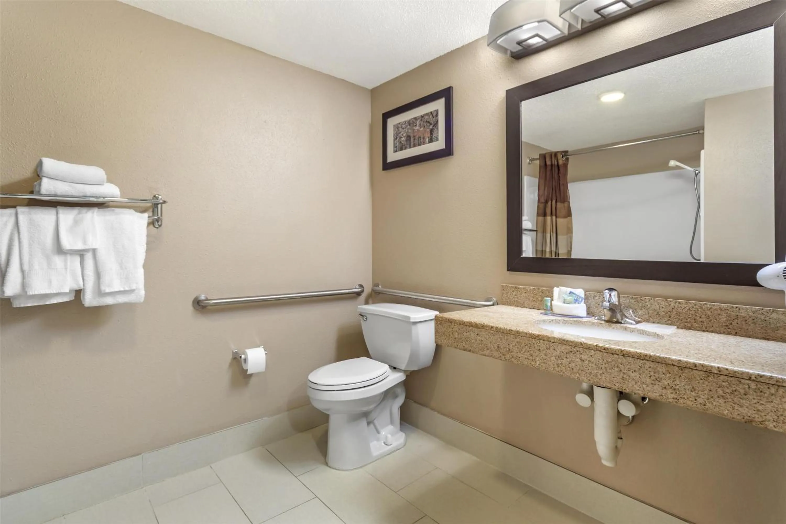 Bathroom in Best Western Chesapeake Bay North Inn