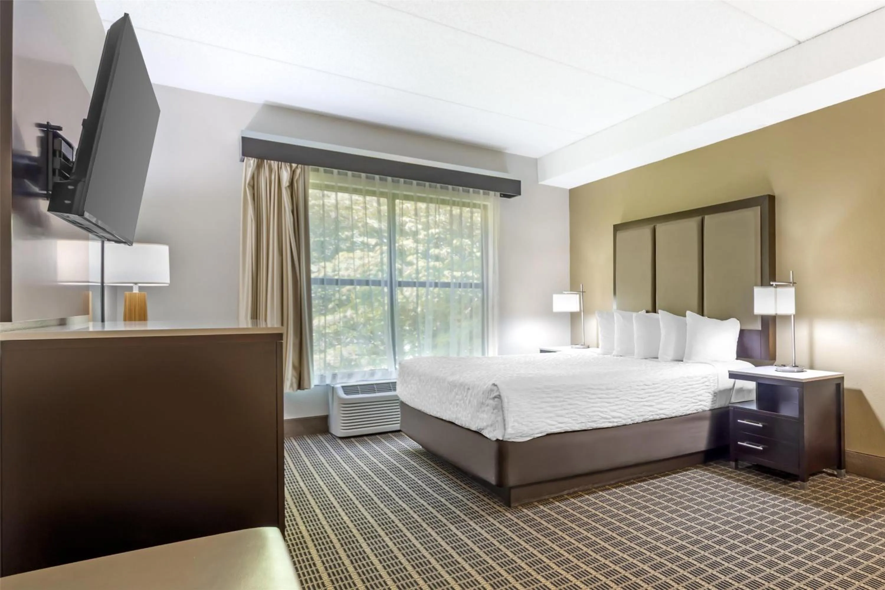 Bedroom in Best Western Chesapeake Bay North Inn