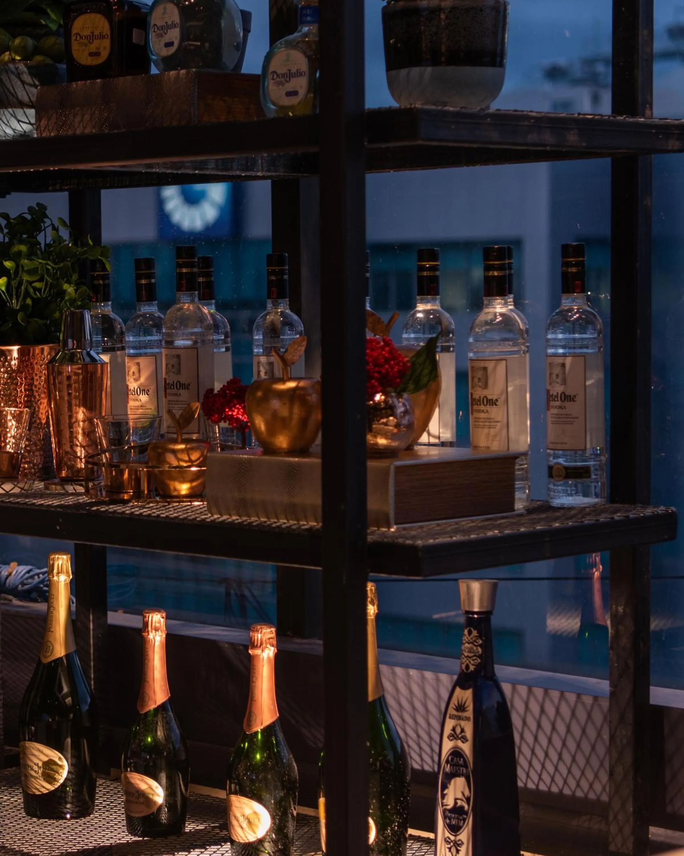 Nightclub / DJ in Weston Suites Hotel