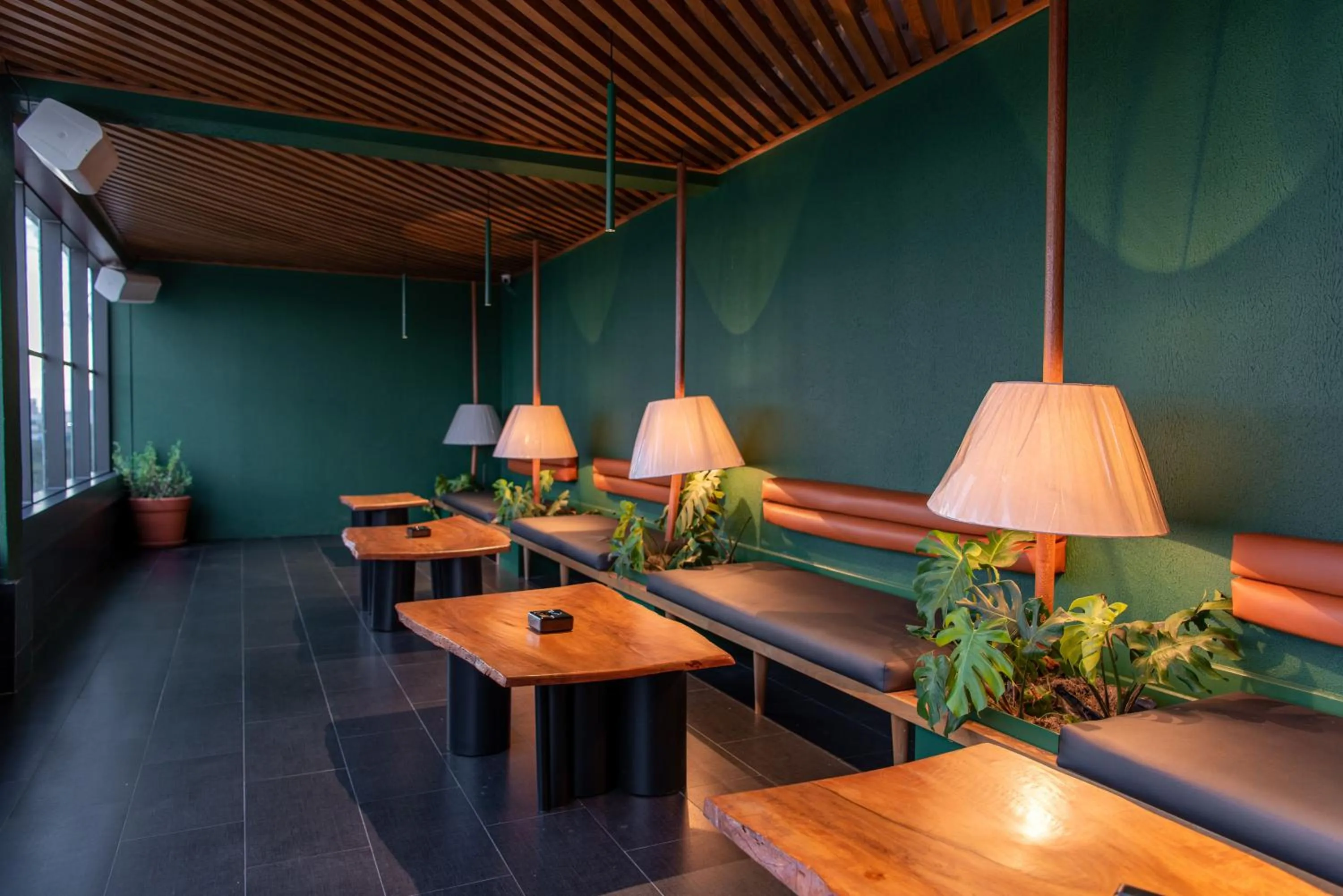 Nightclub / DJ in Weston Suites Hotel