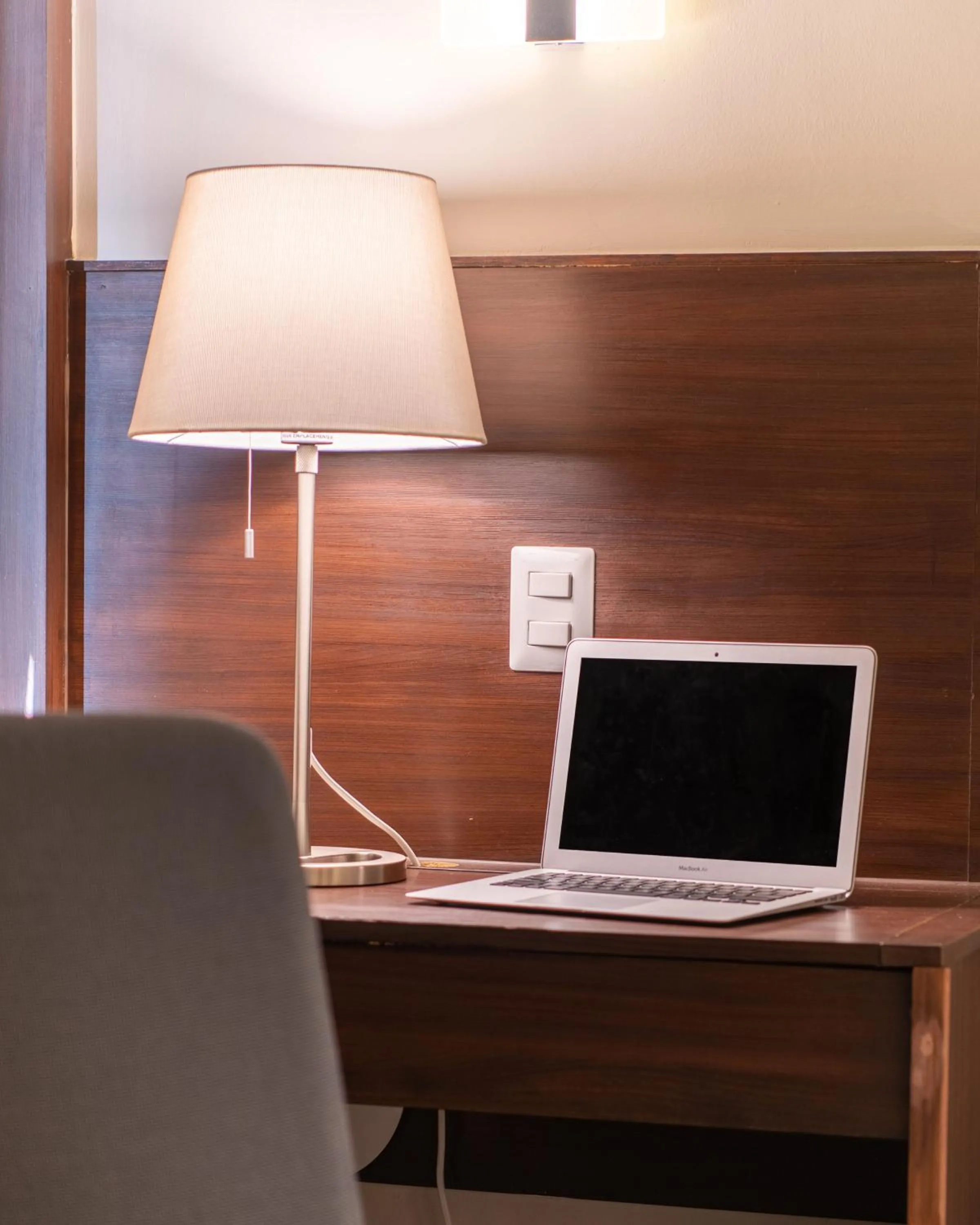 TV and multimedia in Weston Suites Hotel