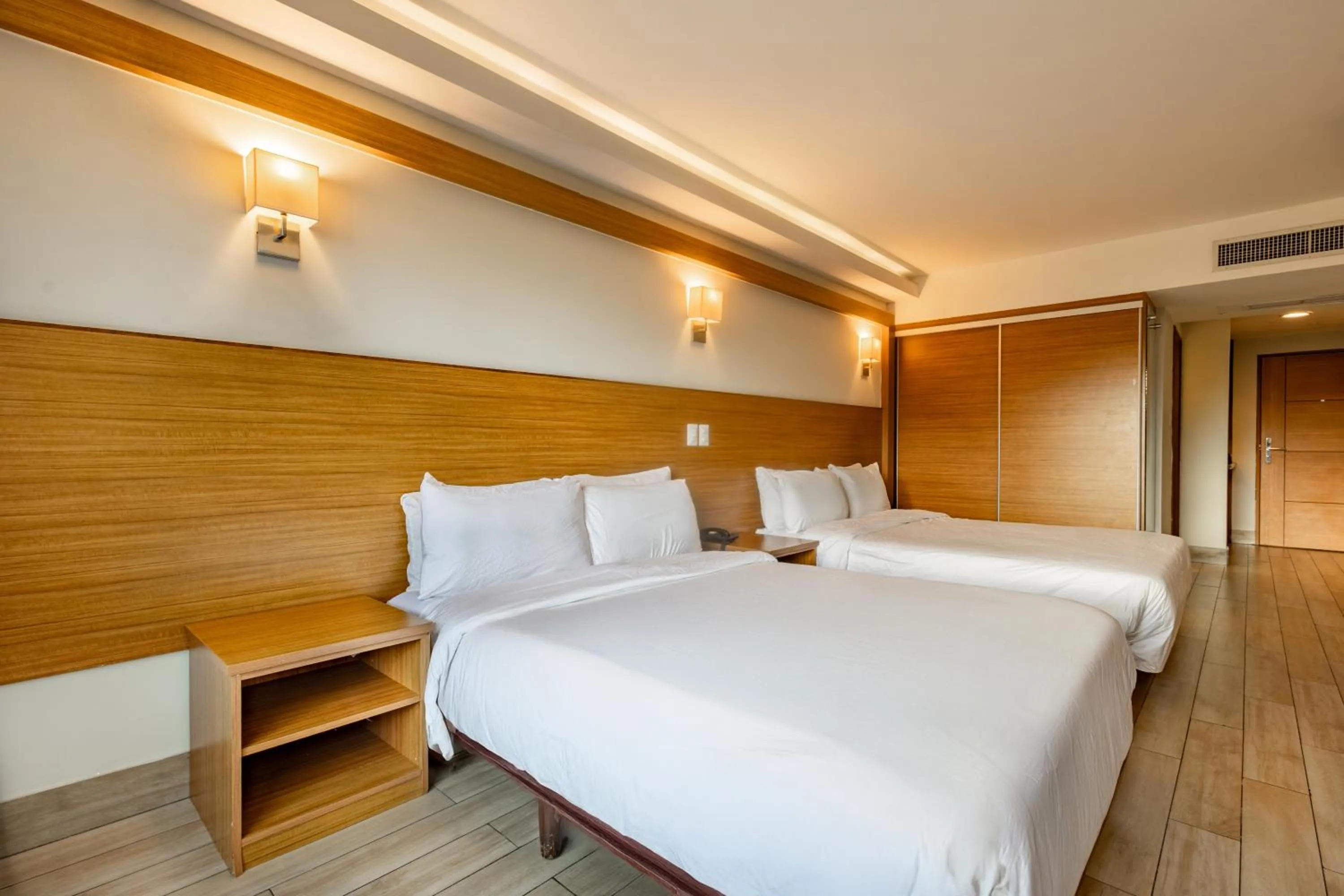 Bed in Weston Suites Hotel