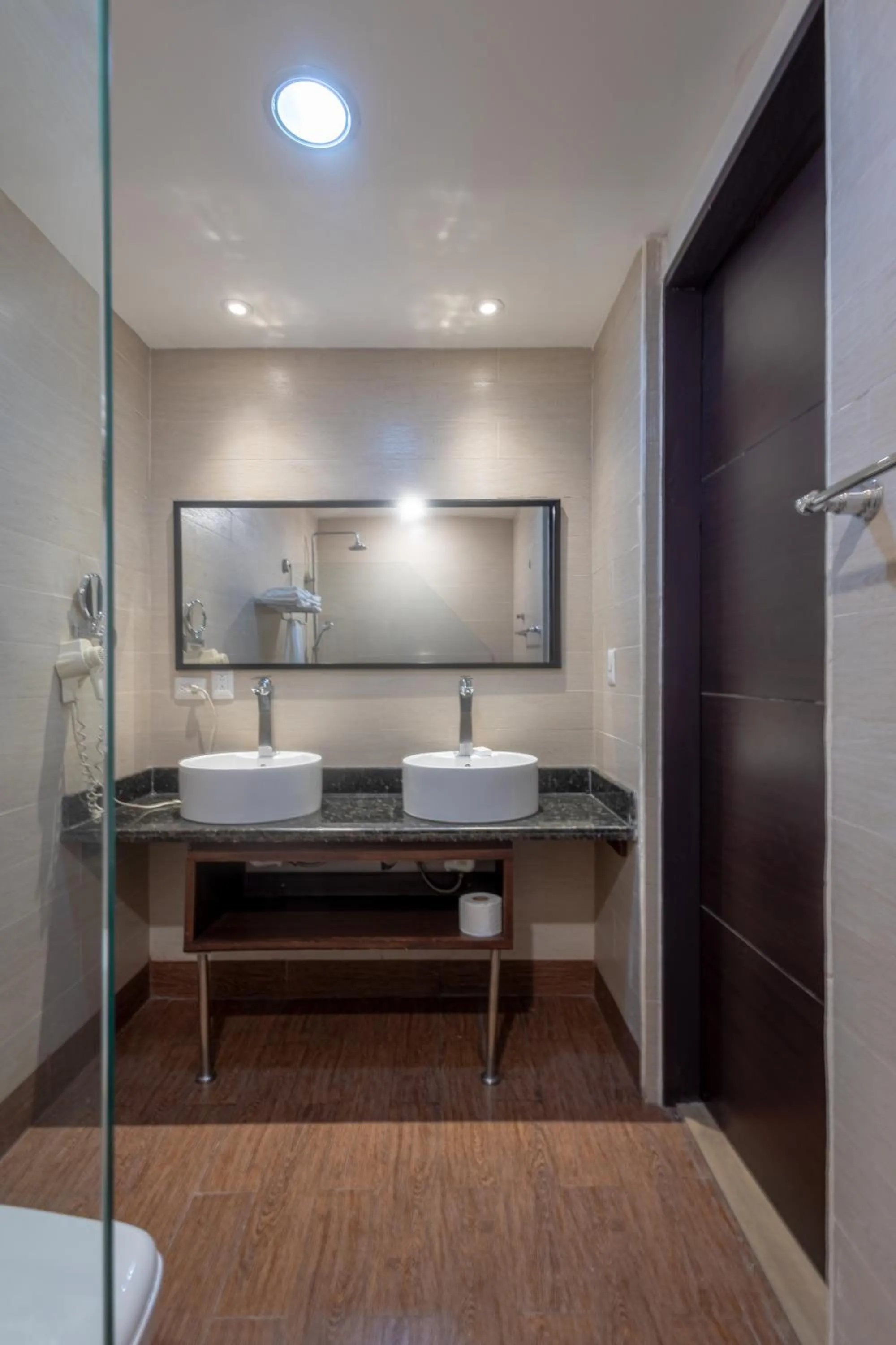 Bathroom in Weston Suites Hotel