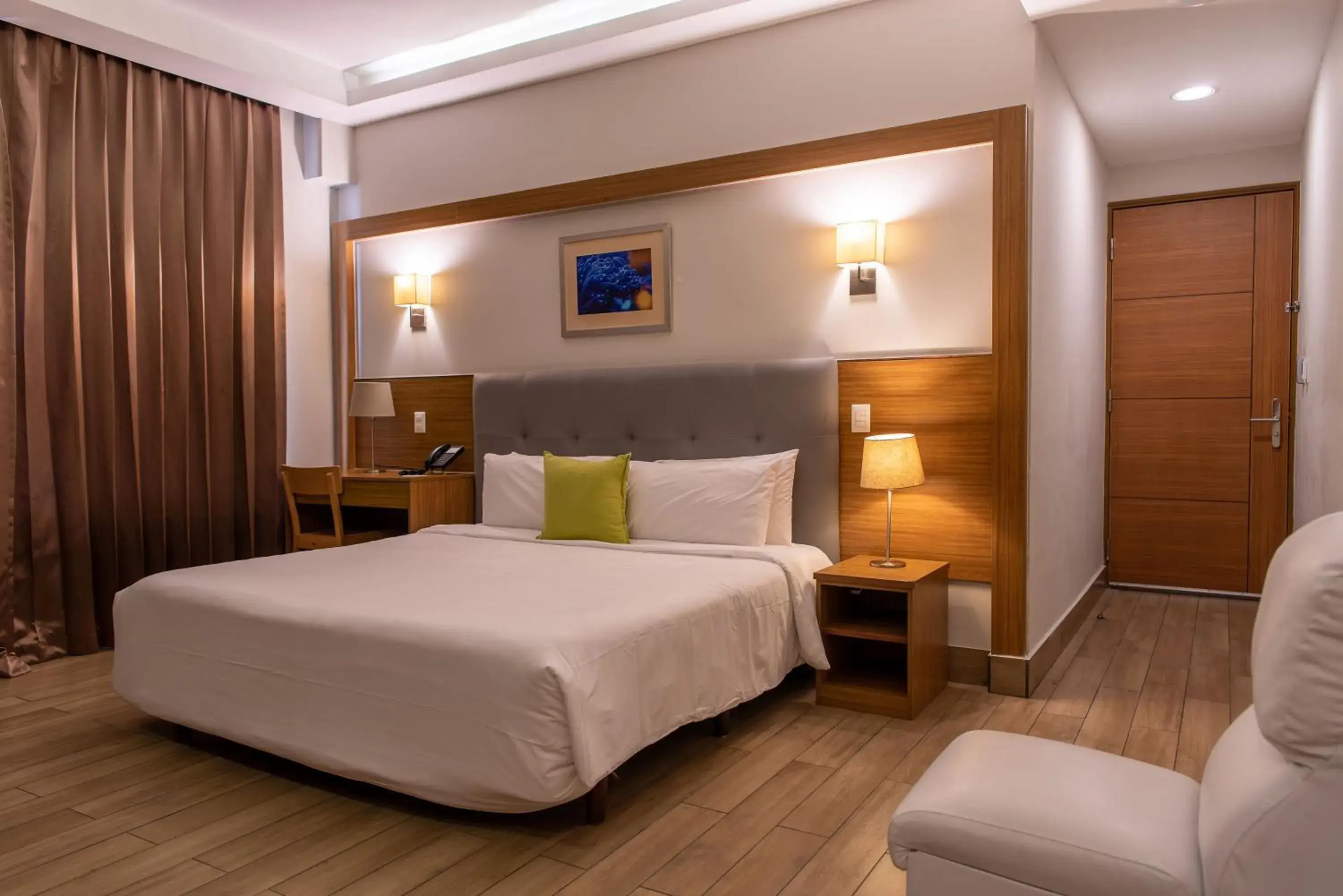 Standard King Room - Free Wifi in Weston Suites Hotel Standard King Room - Free Wifi in Weston Suites Hotel