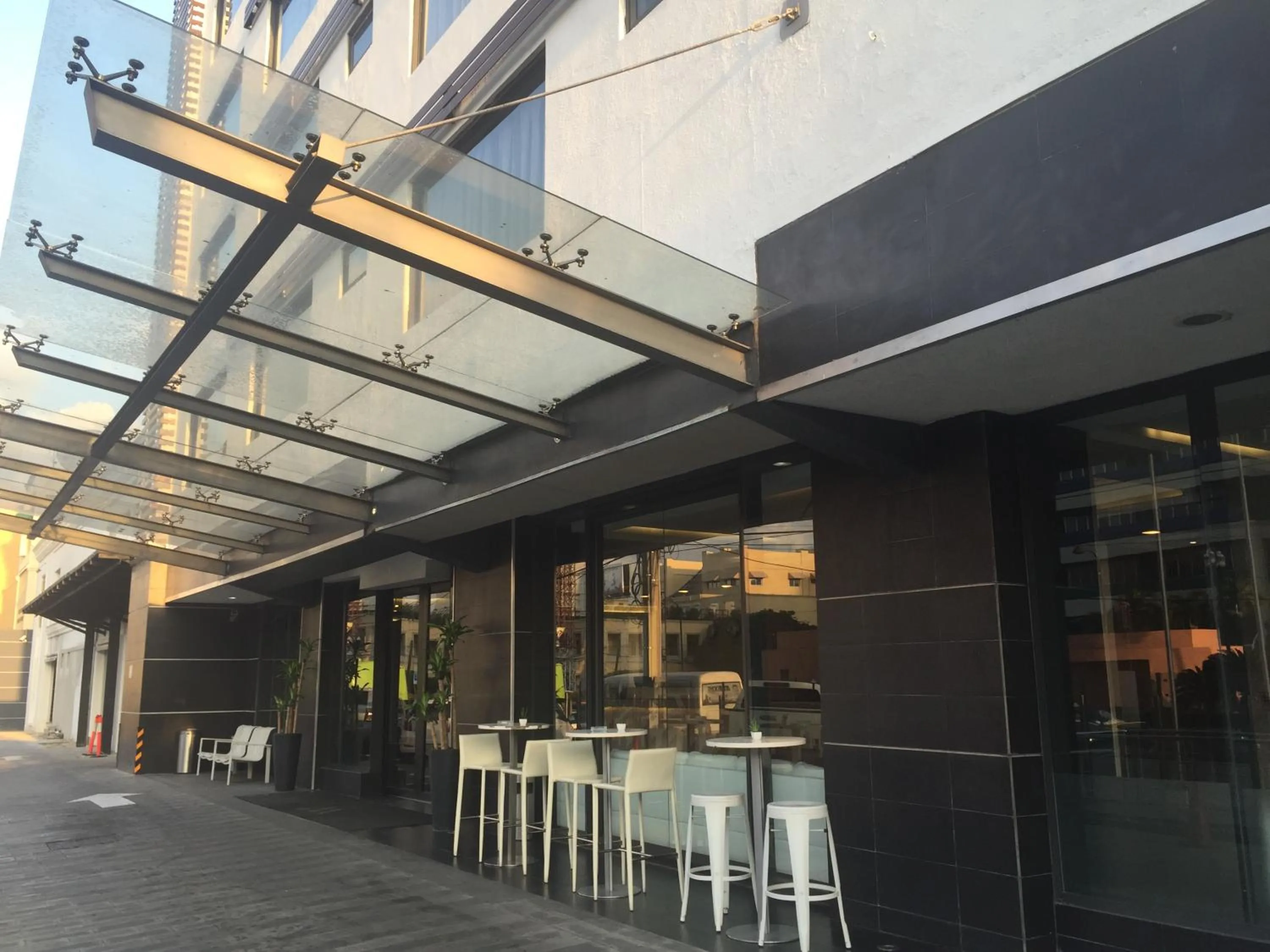 Facade/entrance in Weston Suites Hotel