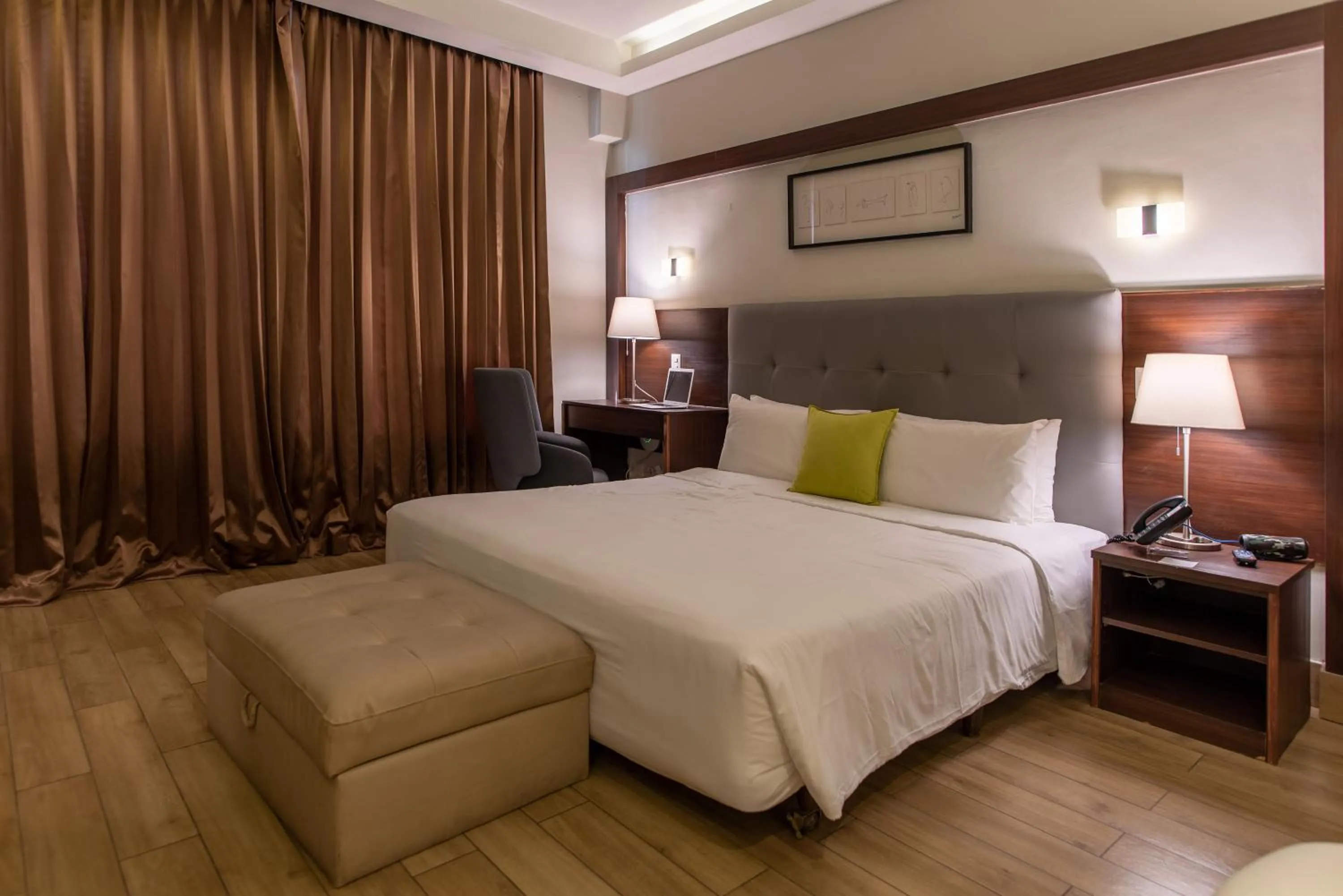 Superior King Room - Free Wifi in Weston Suites Hotel