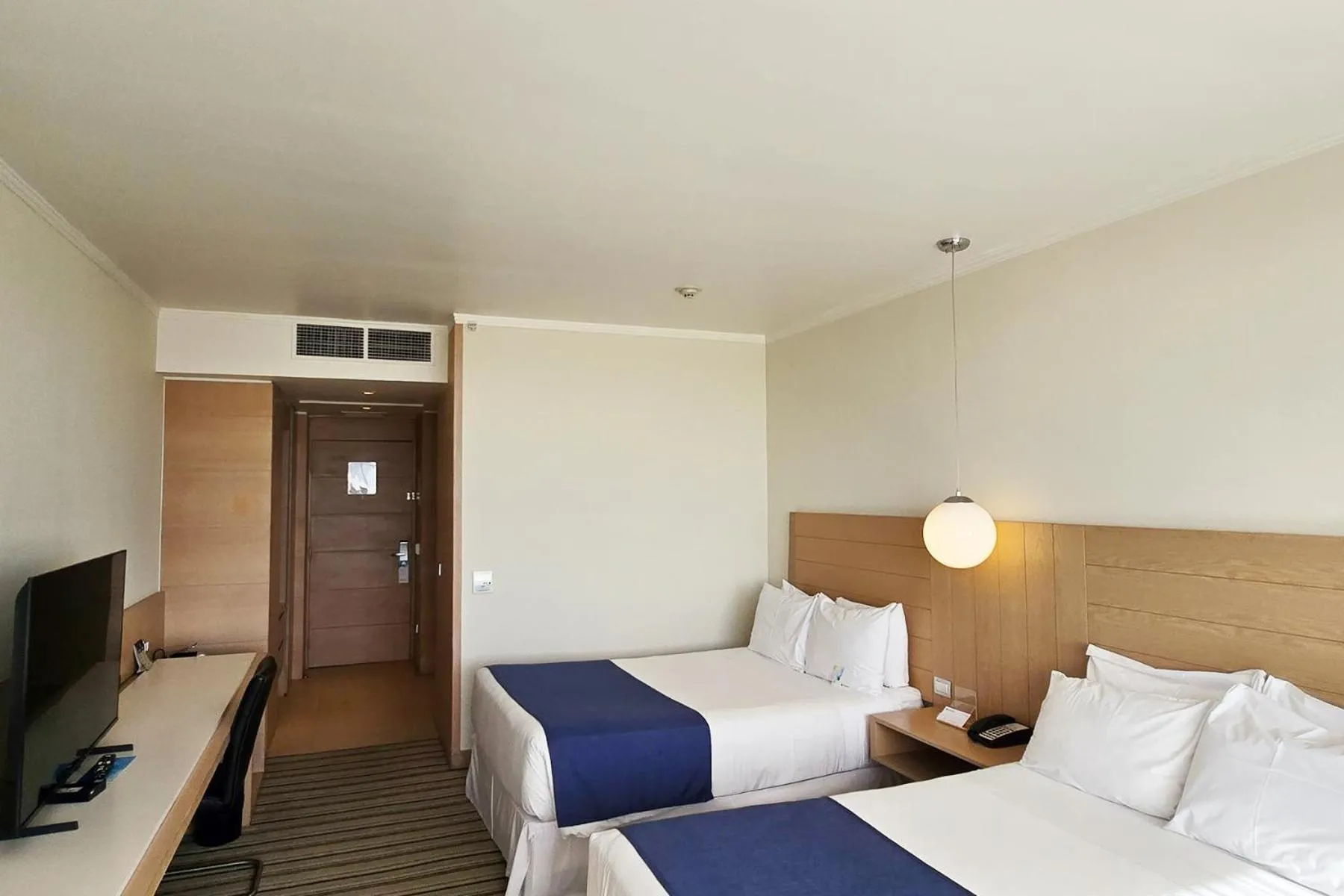 Bedroom, Bed in Wyndham Concepcion Pettra