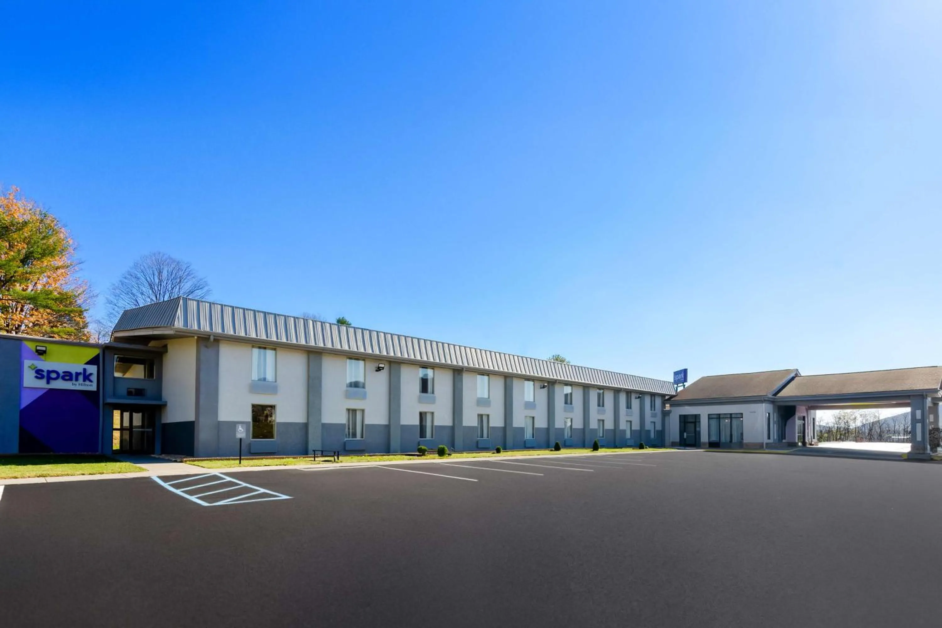 Property building in Spark by Hilton Daleville Roanoke North